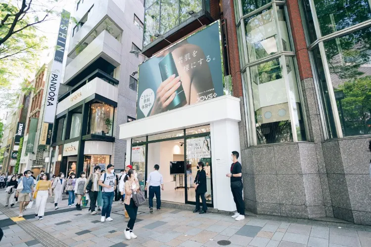表参道の街並みとJOVSポップアップストア
