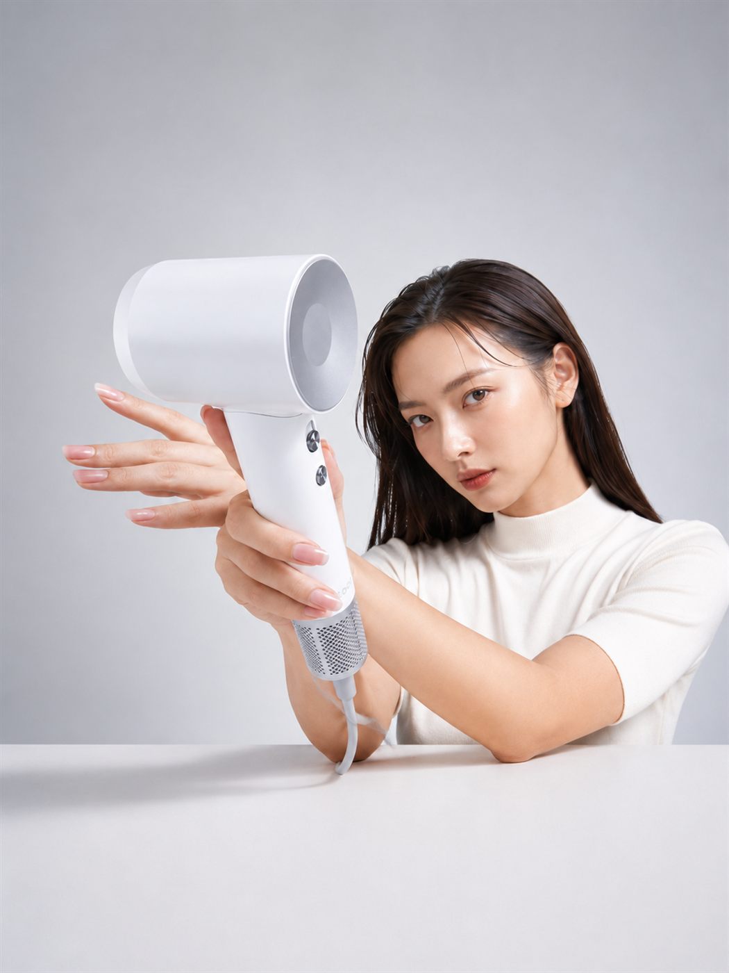 Laifen 高速ドライヤーを構えるモデル