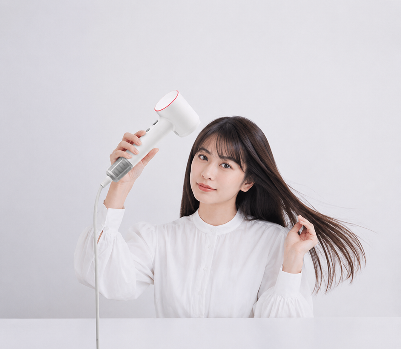ドライヤーを使う女性