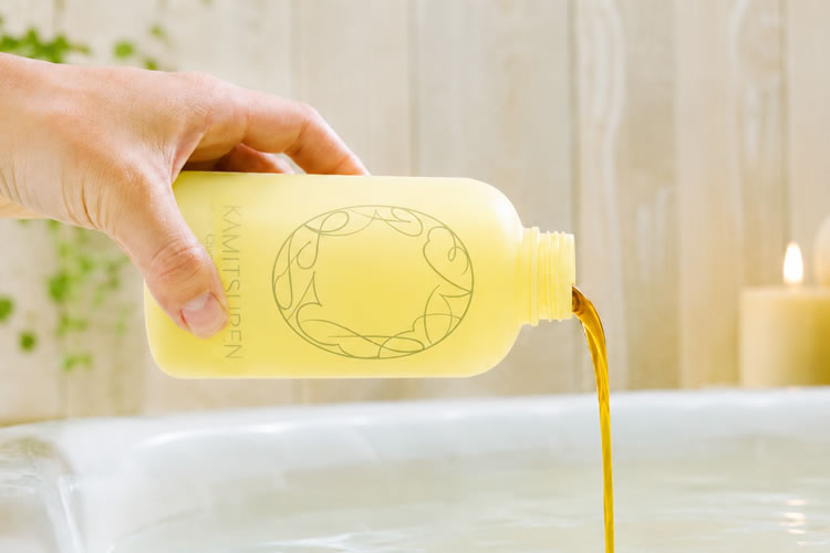 湯船へ入浴剤を入れる