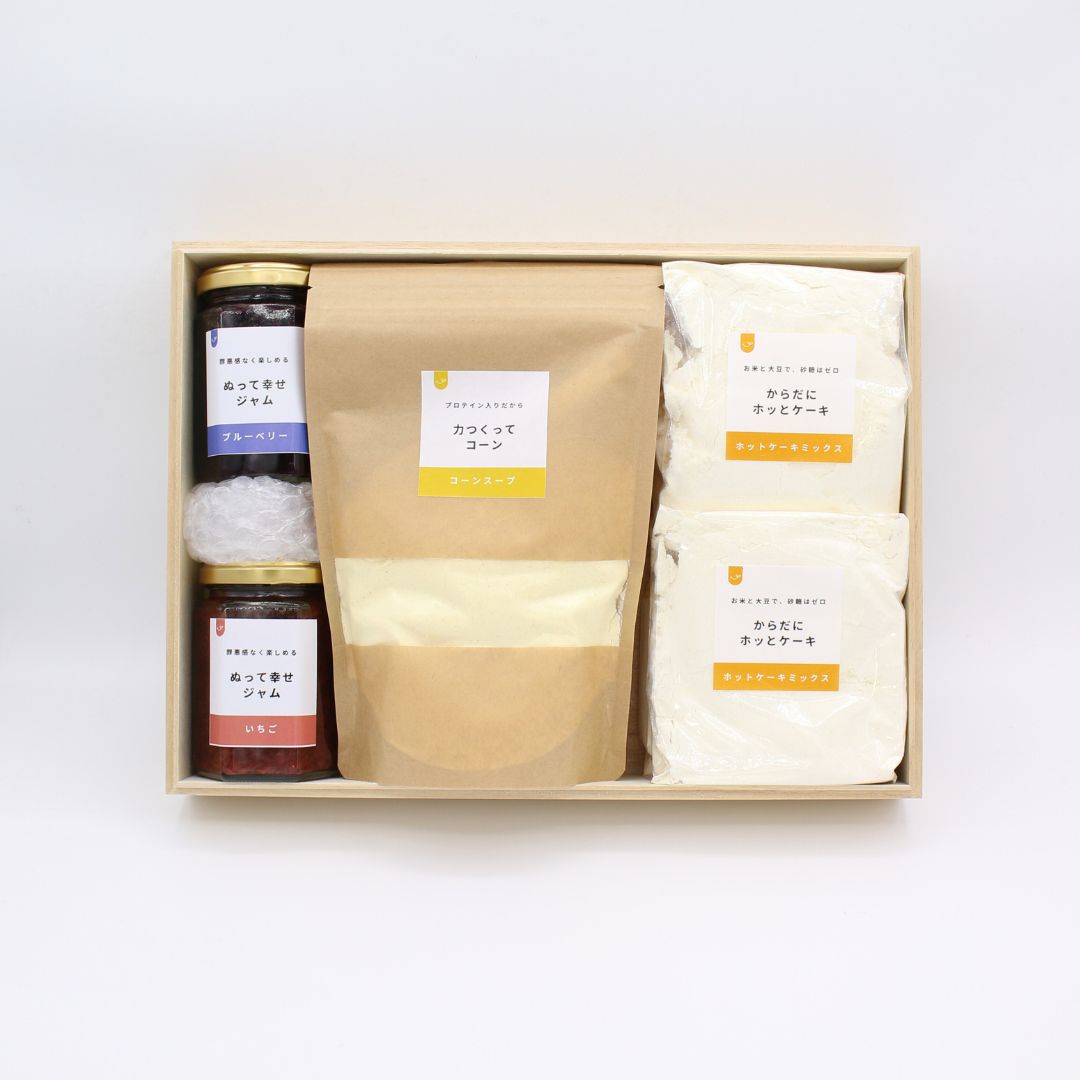 【贈答品】ホットケーキ4袋・いちごジャム1瓶 ・ブルーベリージャム1瓶・コーンスープ1袋