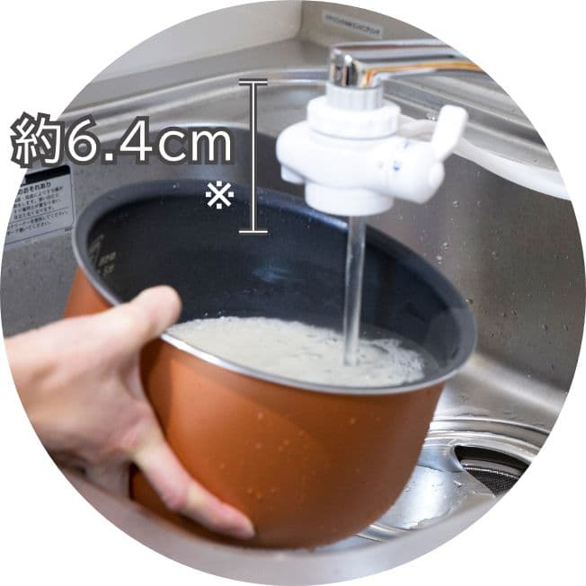 キッチンの蛇口に取り付けられた切替コックの画像・高さ約6.4cm ※外ネジ水栓用アダプター使用時
