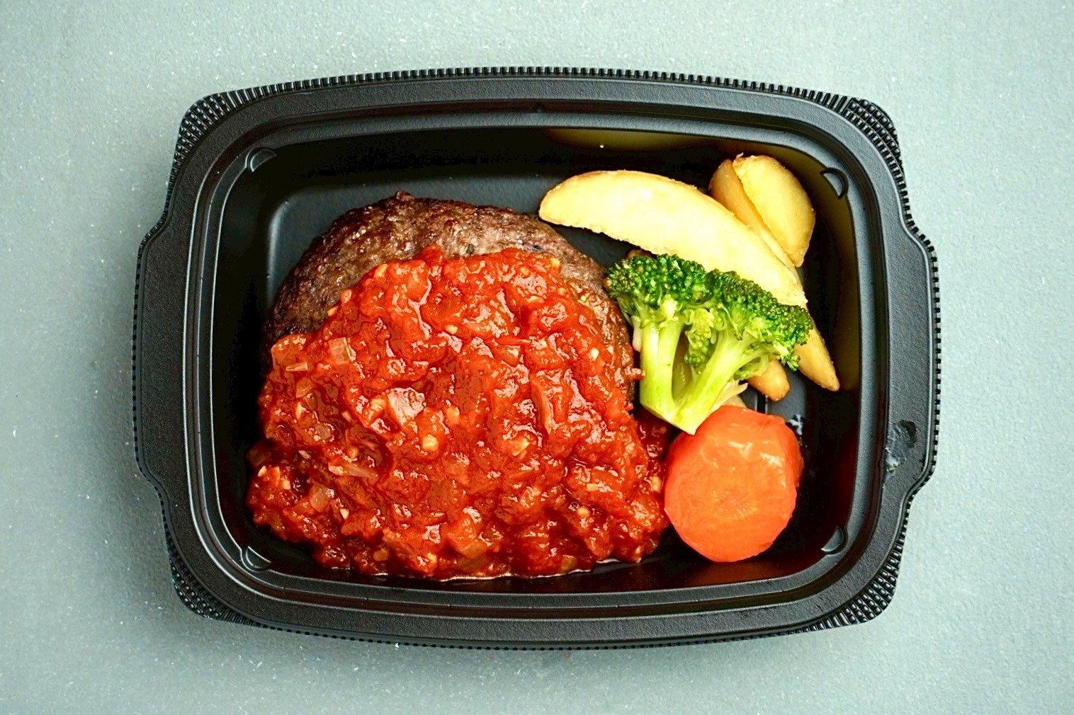 旨味だらけの赤い海へ！牛１００％ENDO特製トマトソースハンバーグ