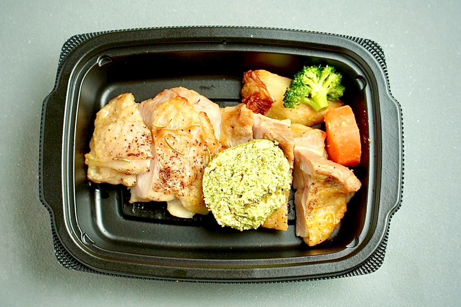 ハーブ香るローストチキン 魅惑の香草バターソース
