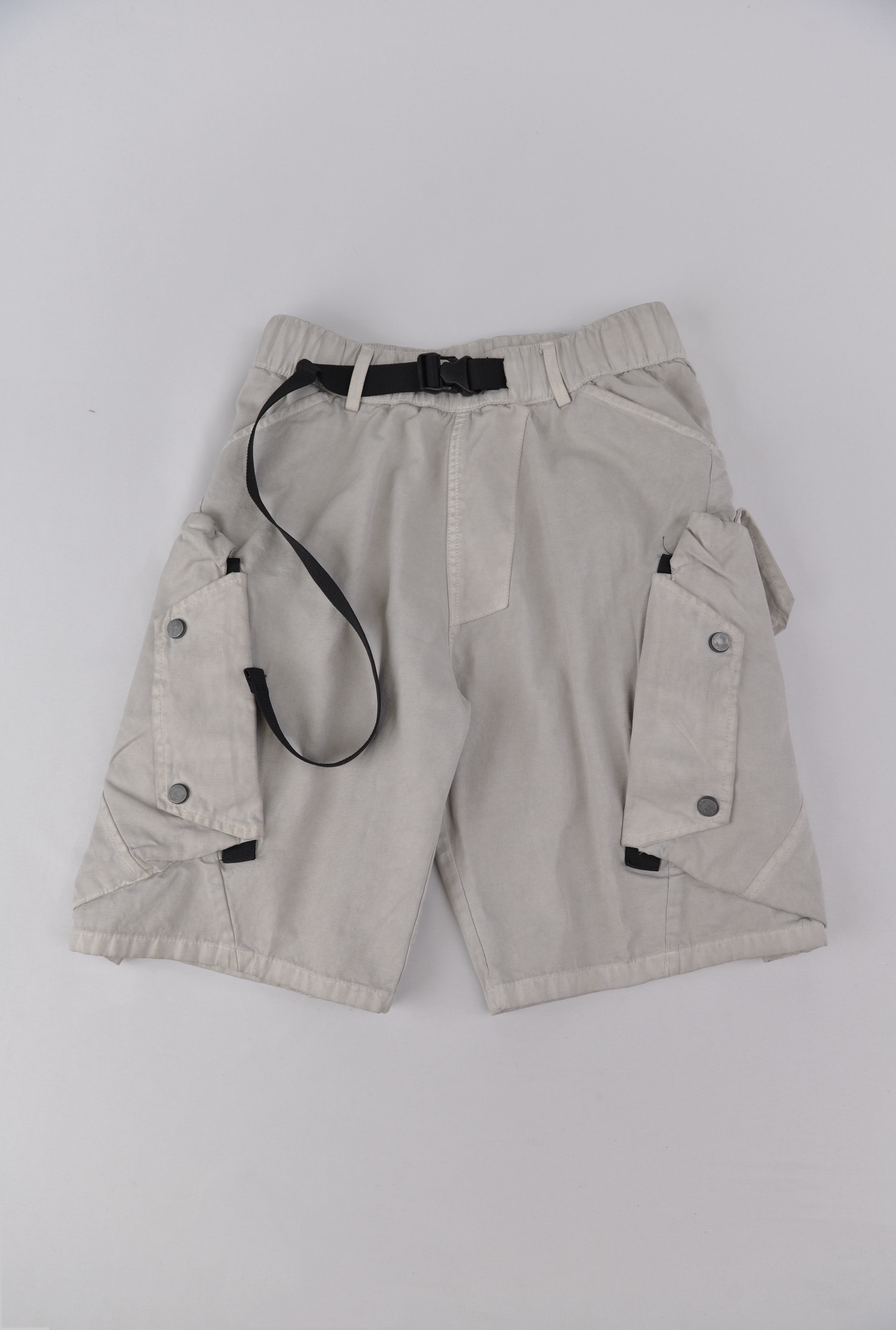 ベルト付きライトグレー・カーゴショーツ