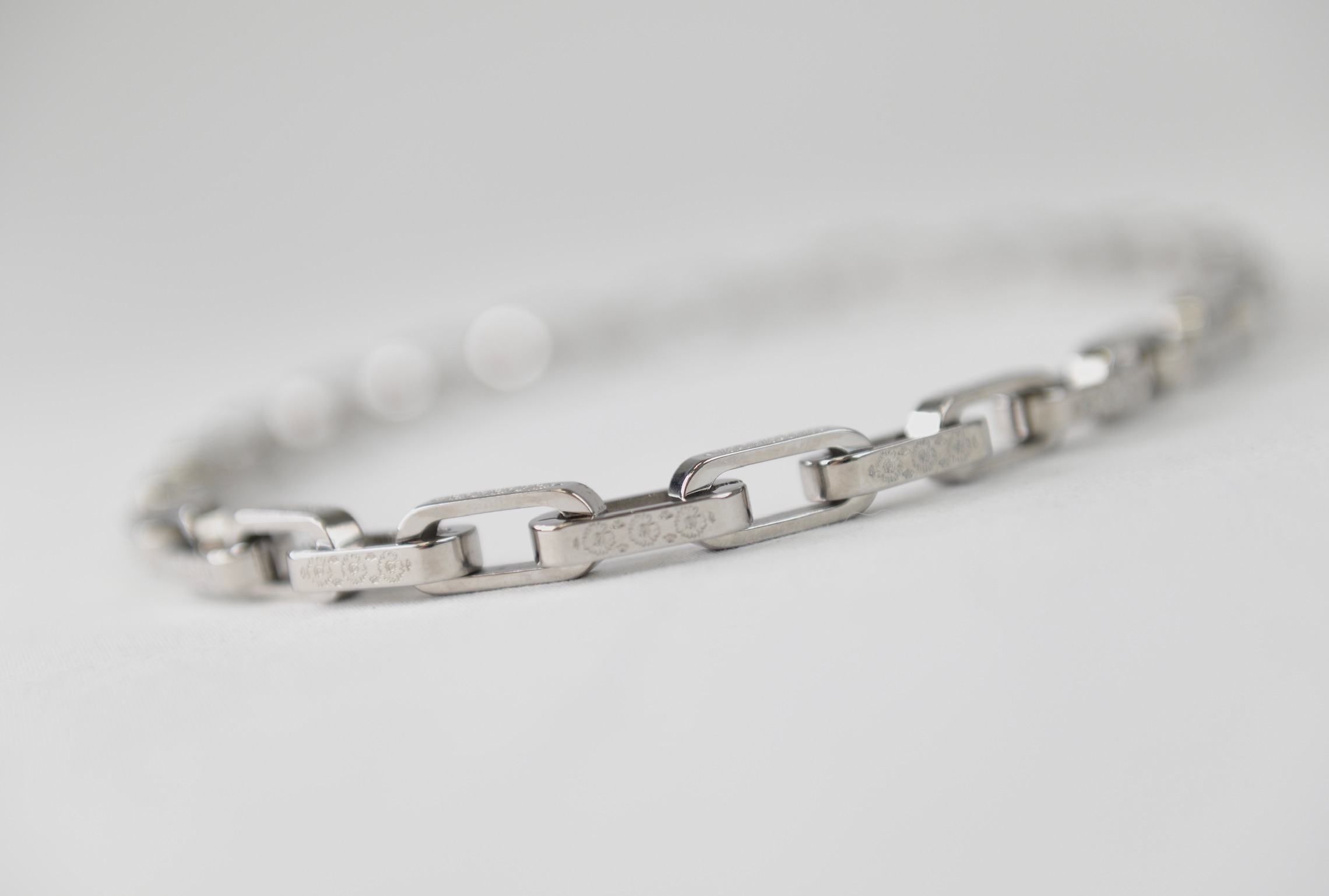 “Engraved Rectangle Link Chain Necklace”（彫刻入りレクタングルリンクチェーンネックレス）