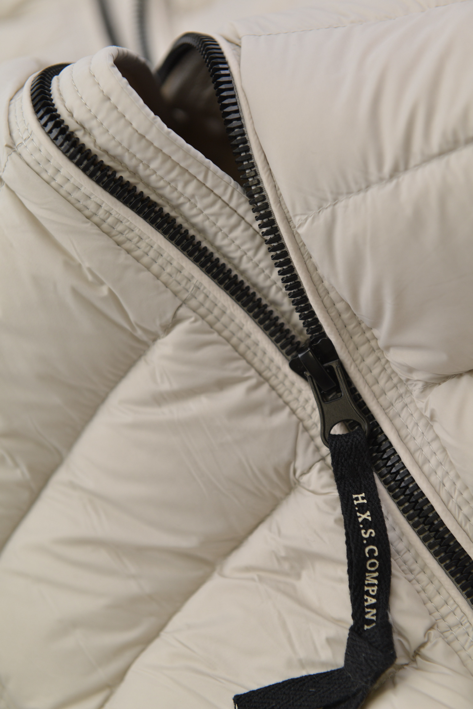 エッセンシャル フード ダウンジャケット 　KURORO Essential Hood Down Jacket　Snow White サイズ: M