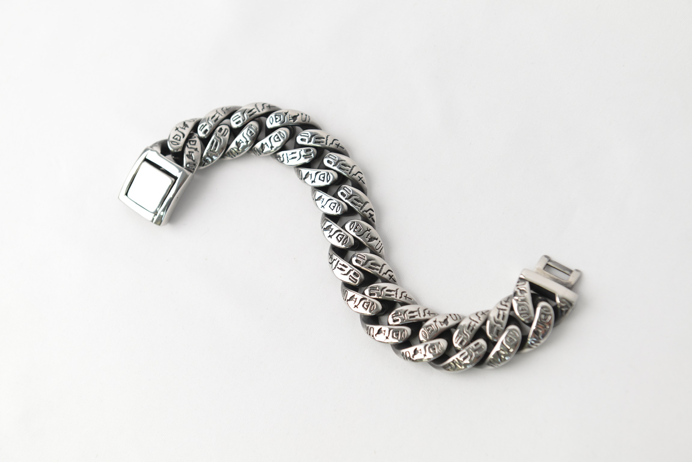 “Engraved Cuban Chain Bracelet”（彫刻入りキューバンチェーンブレスレット）