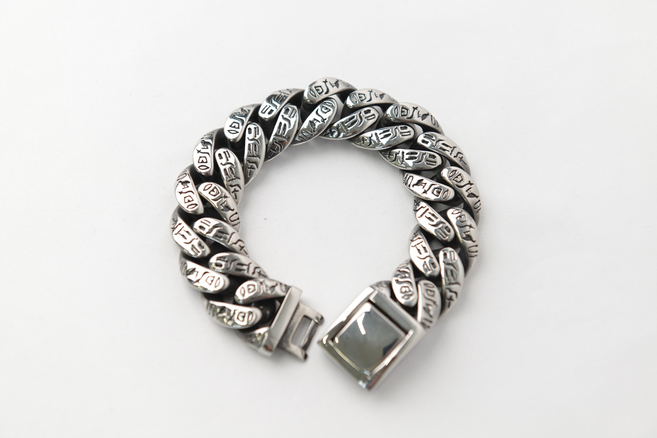 “Engraved Cuban Chain Bracelet”（彫刻入りキューバンチェーンブレスレット）
