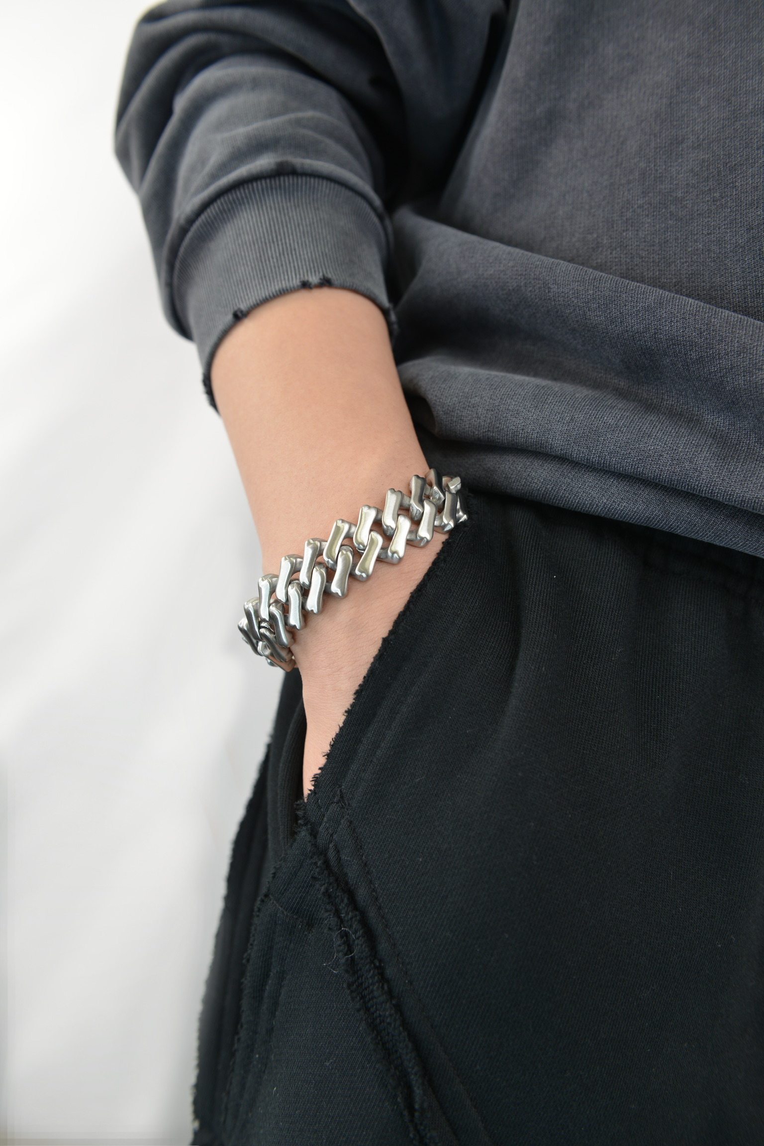 “Heavy Duty Brushed Chain Bracelet”（ヘビーデューティ・ブラッシュドチェーンブレスレット）