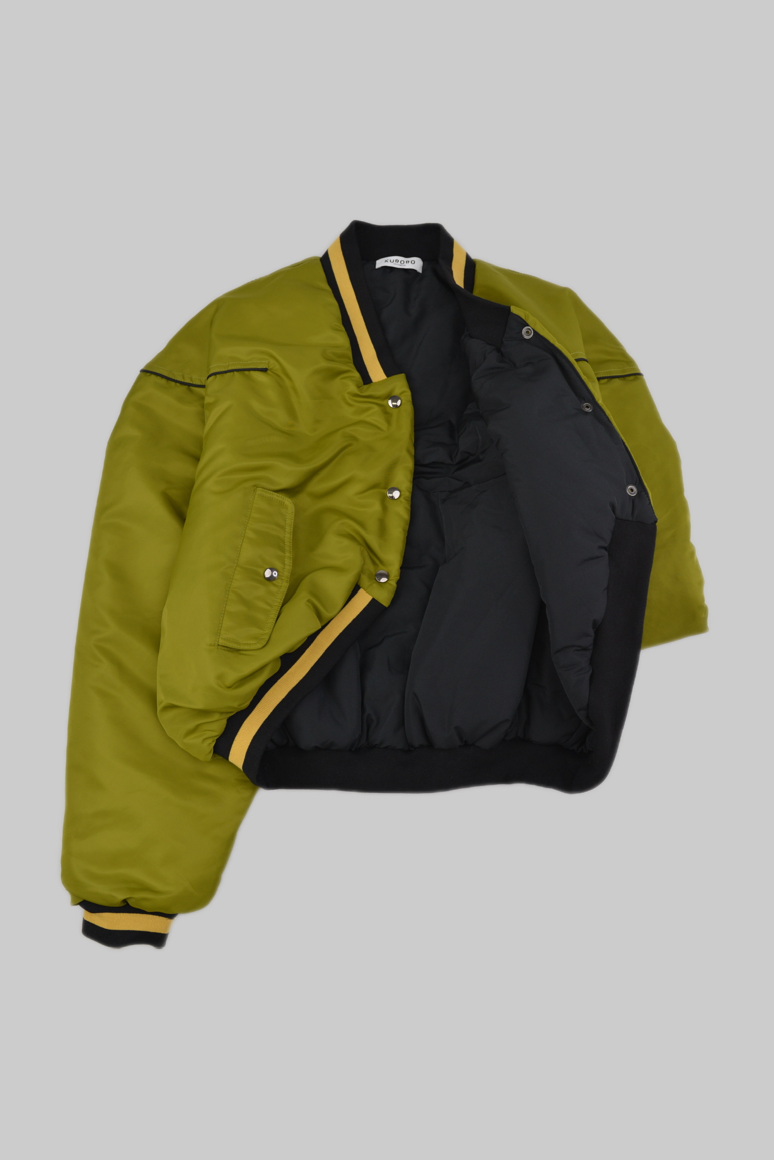 KURORO クロップドボリュームスタジャン KURORO Cropped Volume Stadium Jacket ライトオリーブ サイズ: M