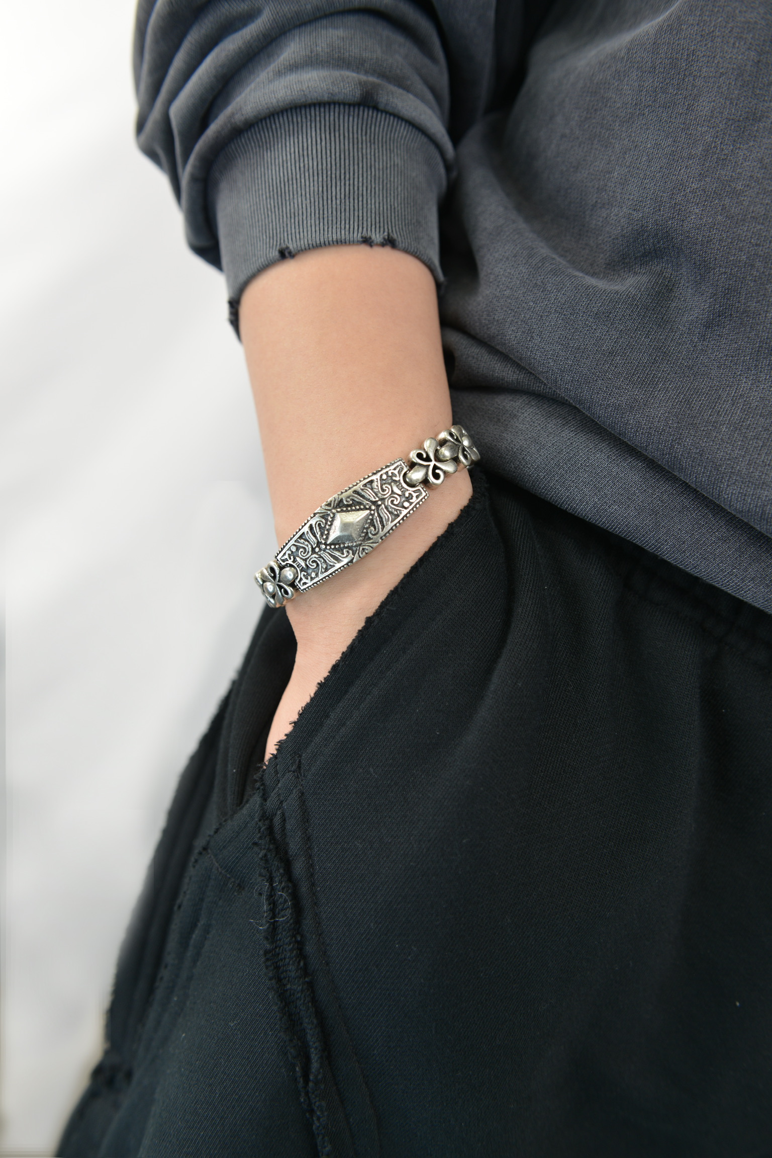 “Scrollwork Gothic Chain Bracelet”（スクロールワーク・ゴシックチェーンブレスレット）