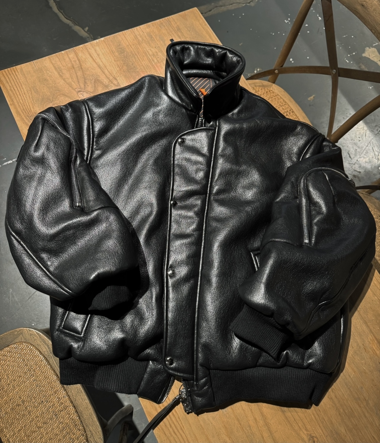 KURORO｜Premium Faux Leather Down Bomber Jacket （プレミアム フェイクレザー ダウンボンバージャケット） サイズ: L