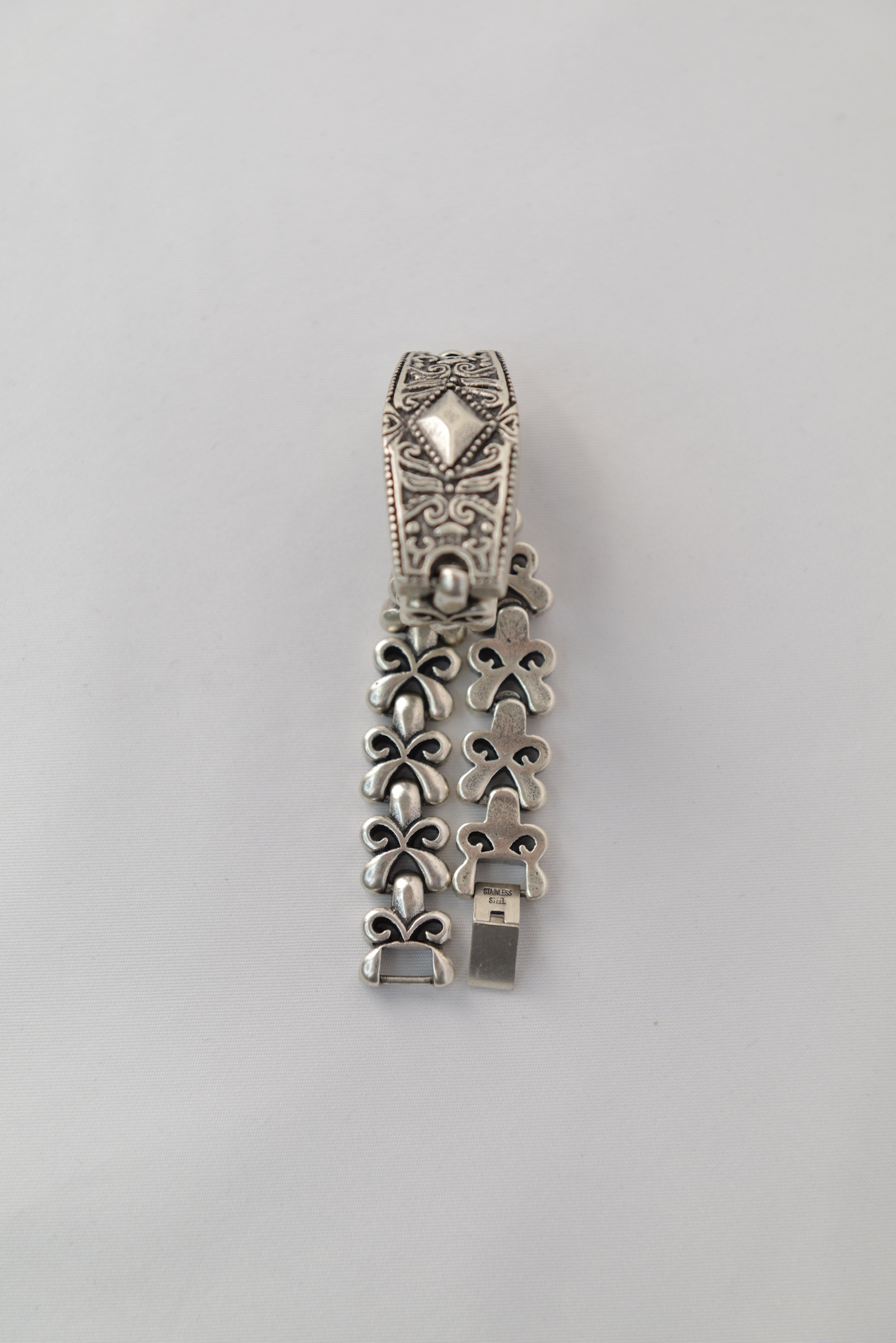 “Scrollwork Gothic Chain Bracelet”（スクロールワーク・ゴシックチェーンブレスレット）
