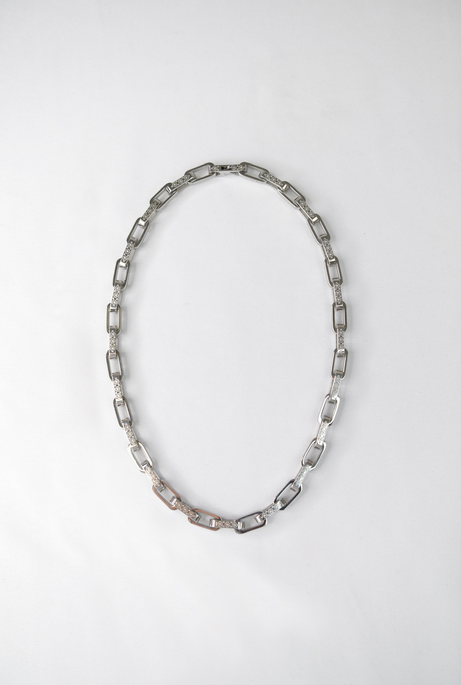 “Engraved Rectangle Link Chain Necklace”（彫刻入りレクタングルリンクチェーンネックレス）