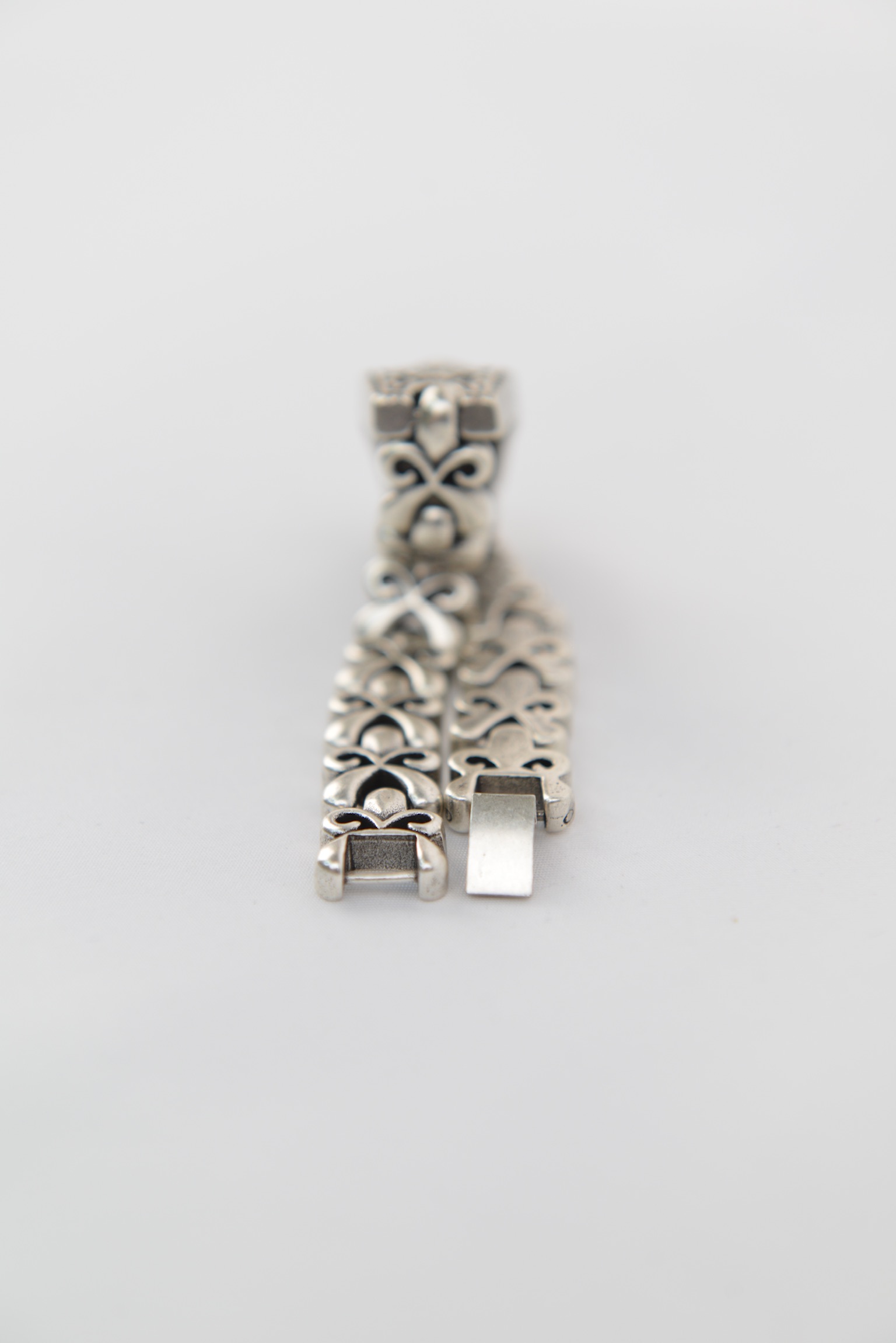 “Scrollwork Gothic Chain Bracelet”（スクロールワーク・ゴシックチェーンブレスレット）