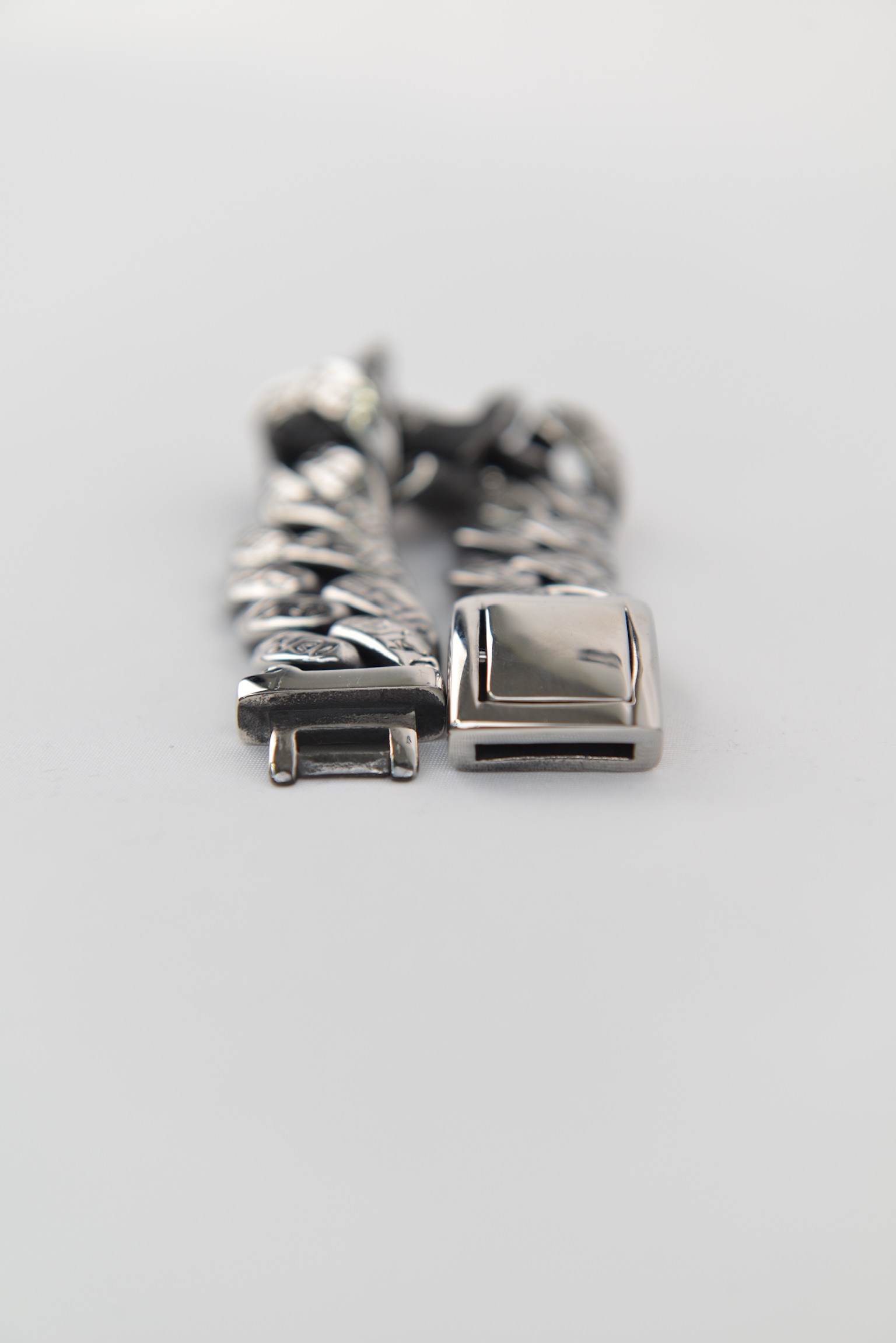 “Engraved Cuban Chain Bracelet”（彫刻入りキューバンチェーンブレスレット）