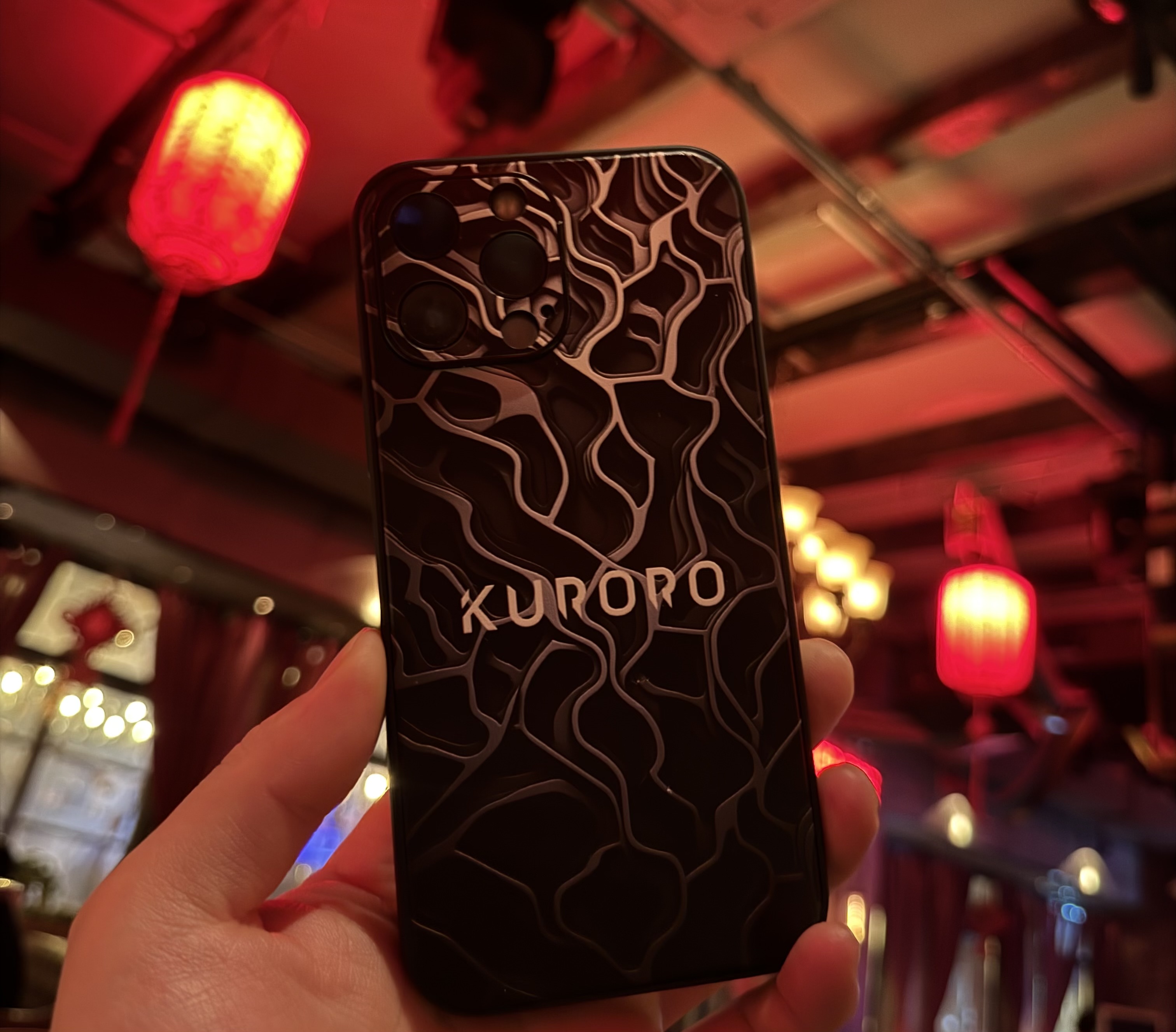 KURORO クラックエンボス iPhoneケース（ブラック）