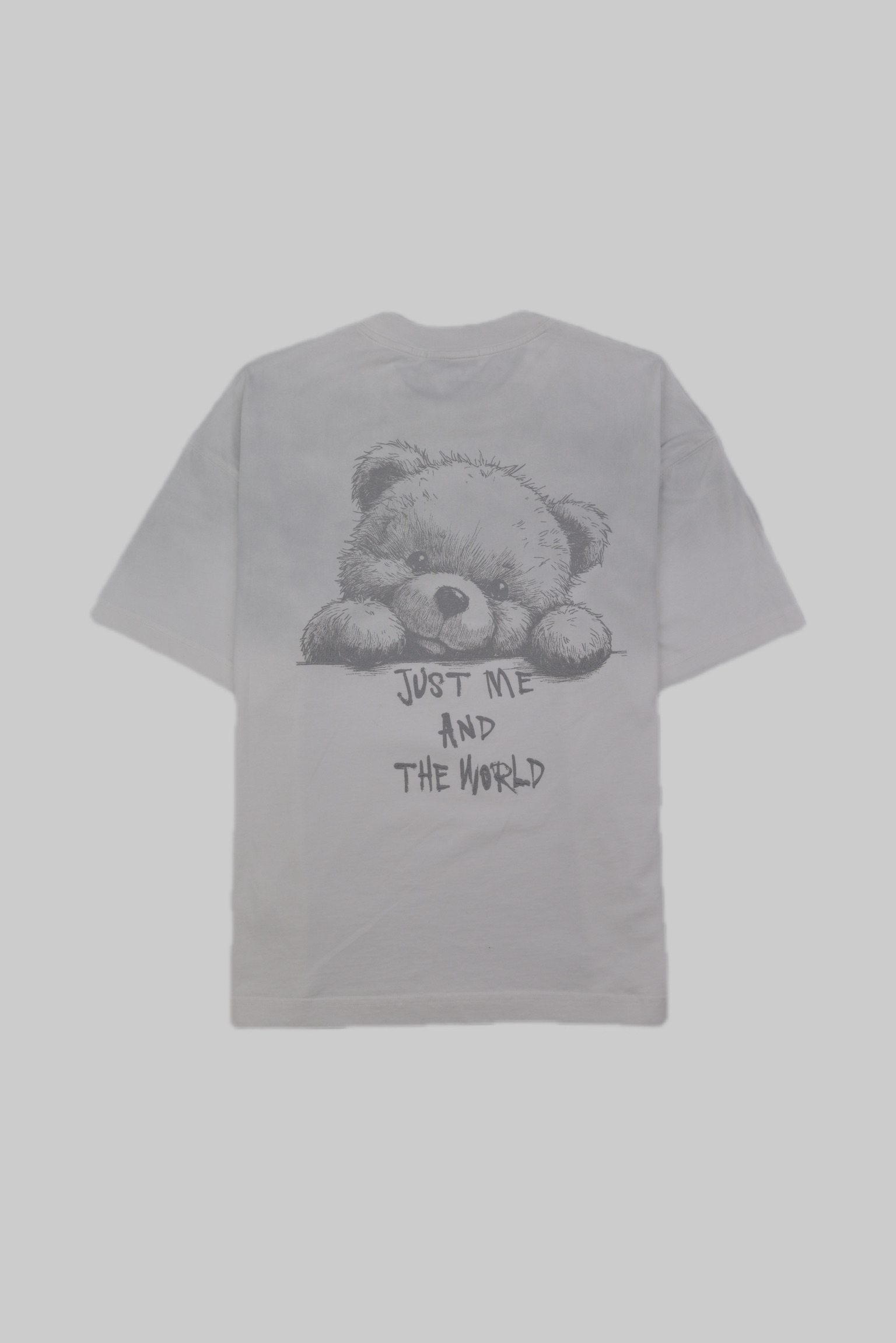 “JUST ME AND THE WORLD” ベアーTシャツ     White サイズ: S