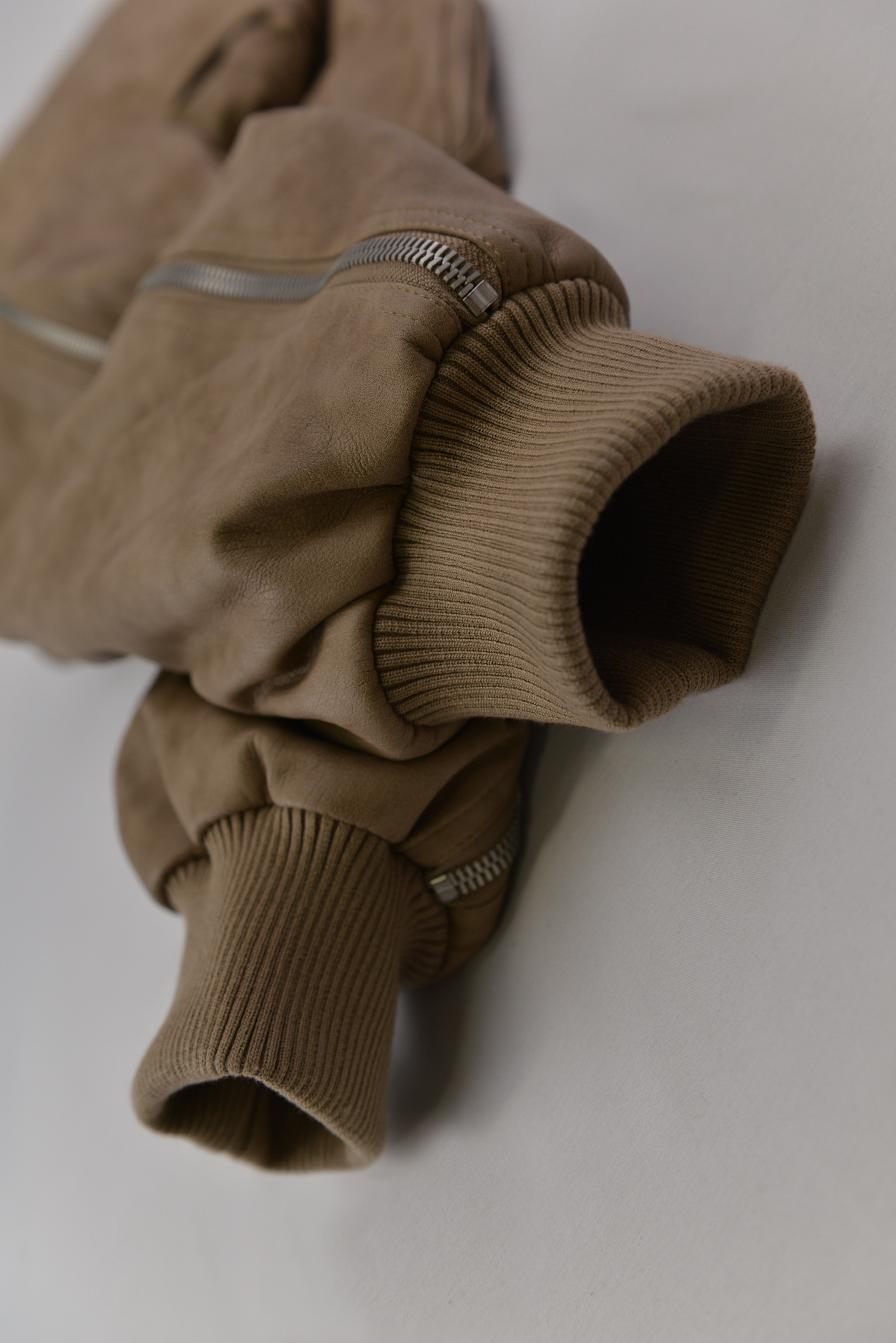 KURORO マルチポケット レザーボンバージャケット　サンドベージュ サイズ: L