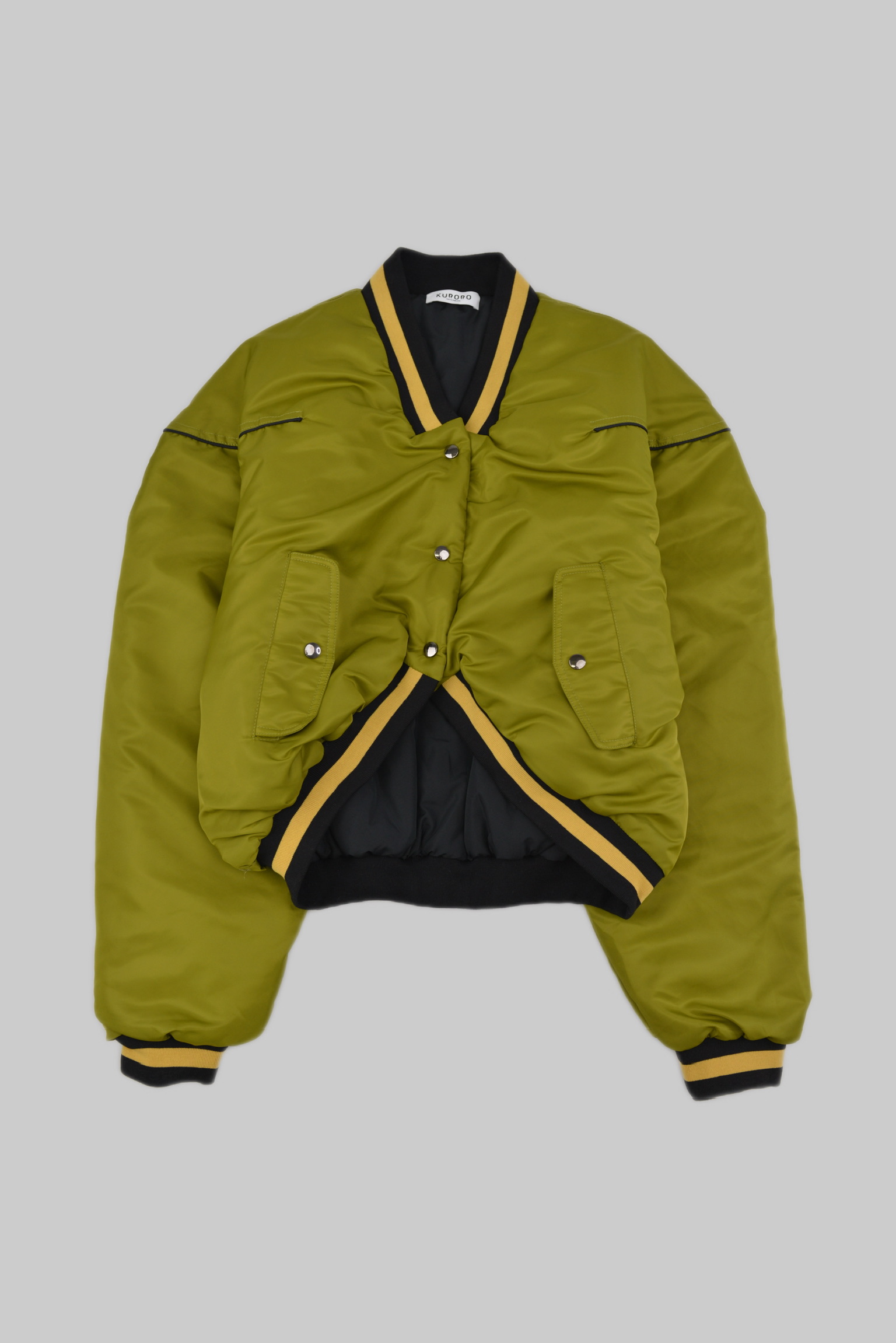 KURORO クロップドボリュームスタジャン KURORO Cropped Volume Stadium Jacket ライトオリーブ サイズ: M