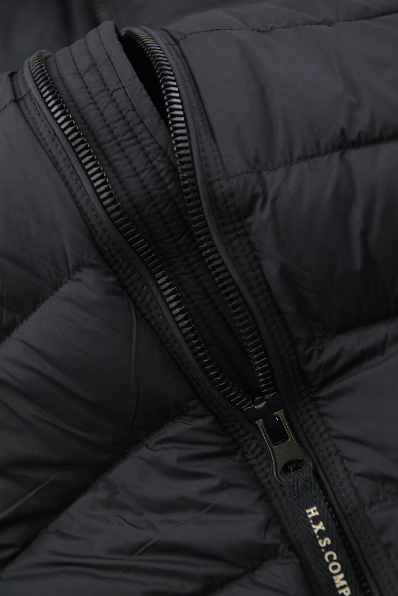 エッセンシャル フード ダウンジャケット 　KURORO Essential Hood Down Jacket Jet Black サイズ: M