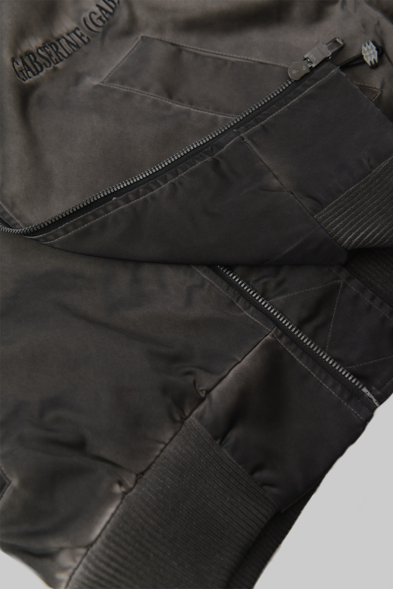 レディース タイトフィット MA-1 ボンバージャケット（GABSERINEロゴ） (Ladies’ Tight Fit MA-1 Bomber Jacket with GABSERINE Logo) サイズ: S