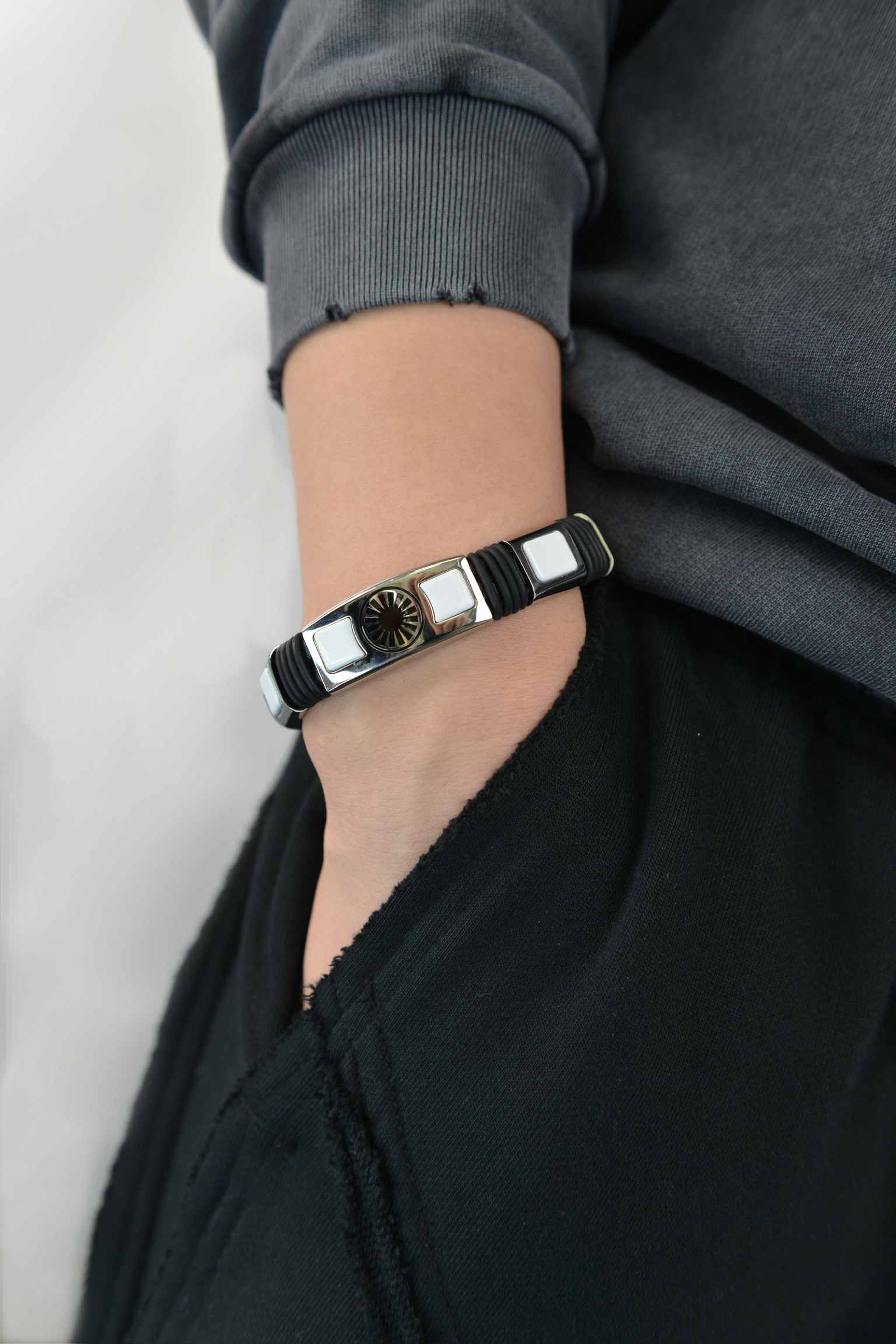 “Black Emblem Leather Bracelet”（ブラックエンブレムレザーブレスレット）