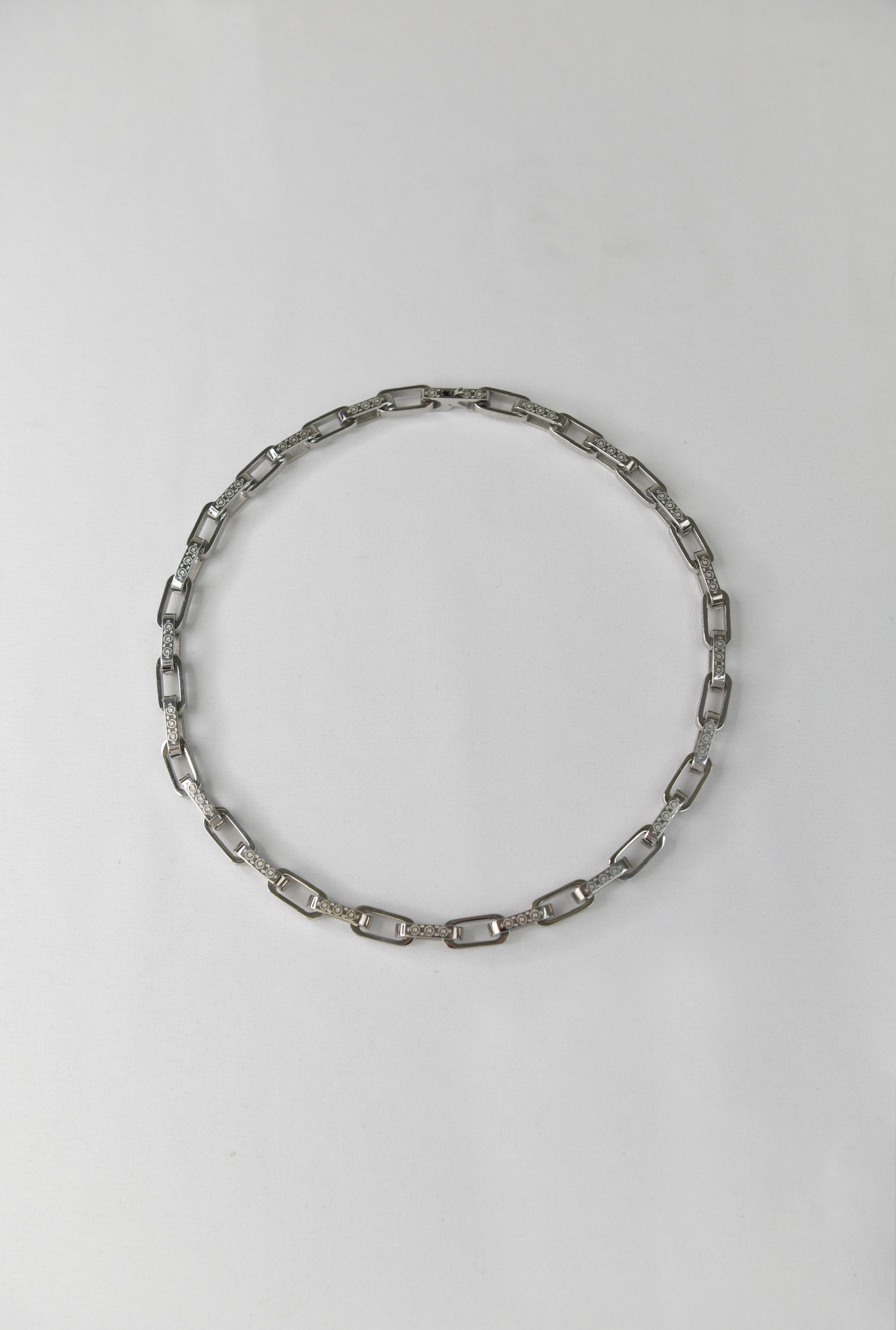 “Engraved Rectangle Link Chain Necklace”（彫刻入りレクタングルリンクチェーンネックレス）