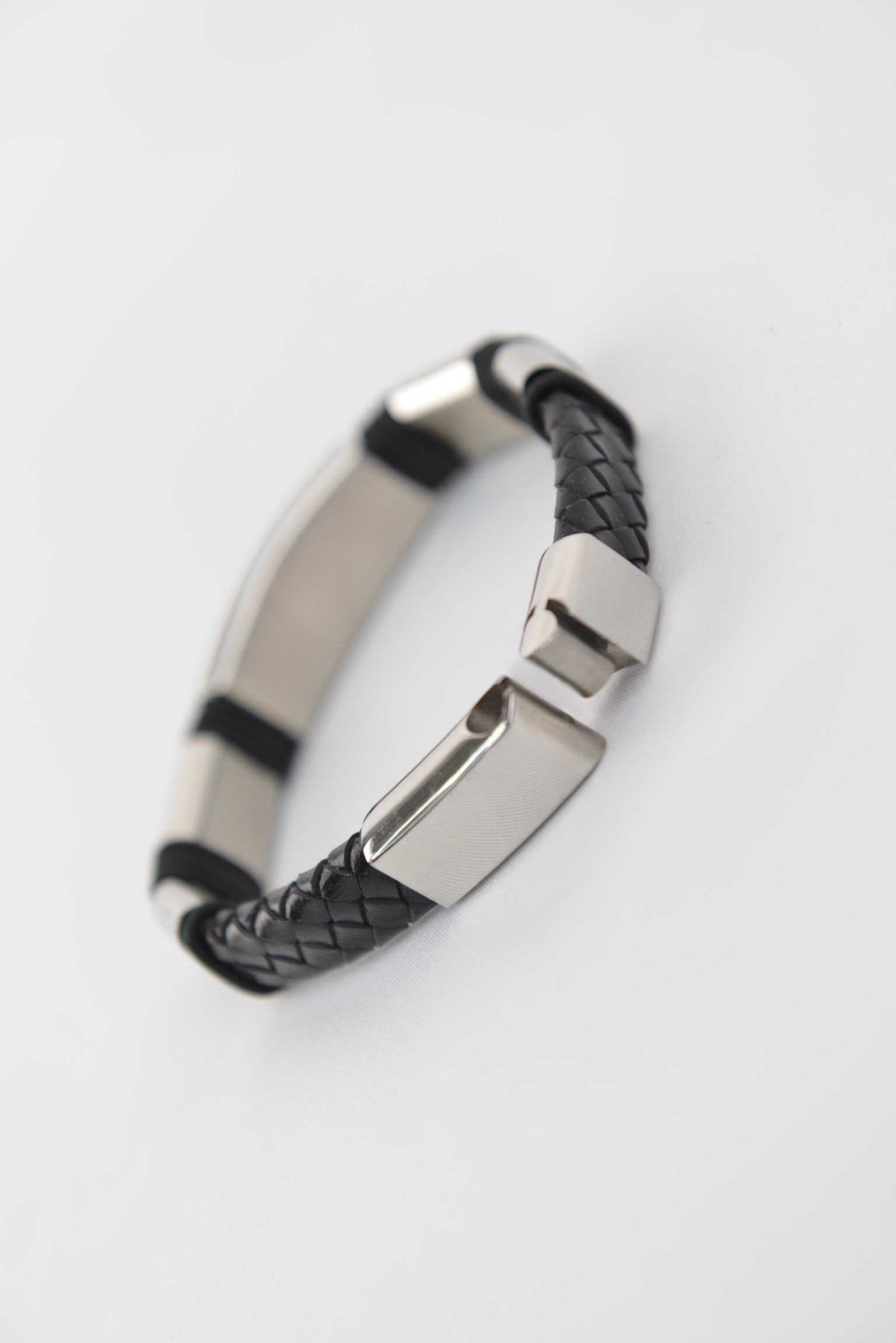 “Black Emblem Leather Bracelet”（ブラックエンブレムレザーブレスレット）