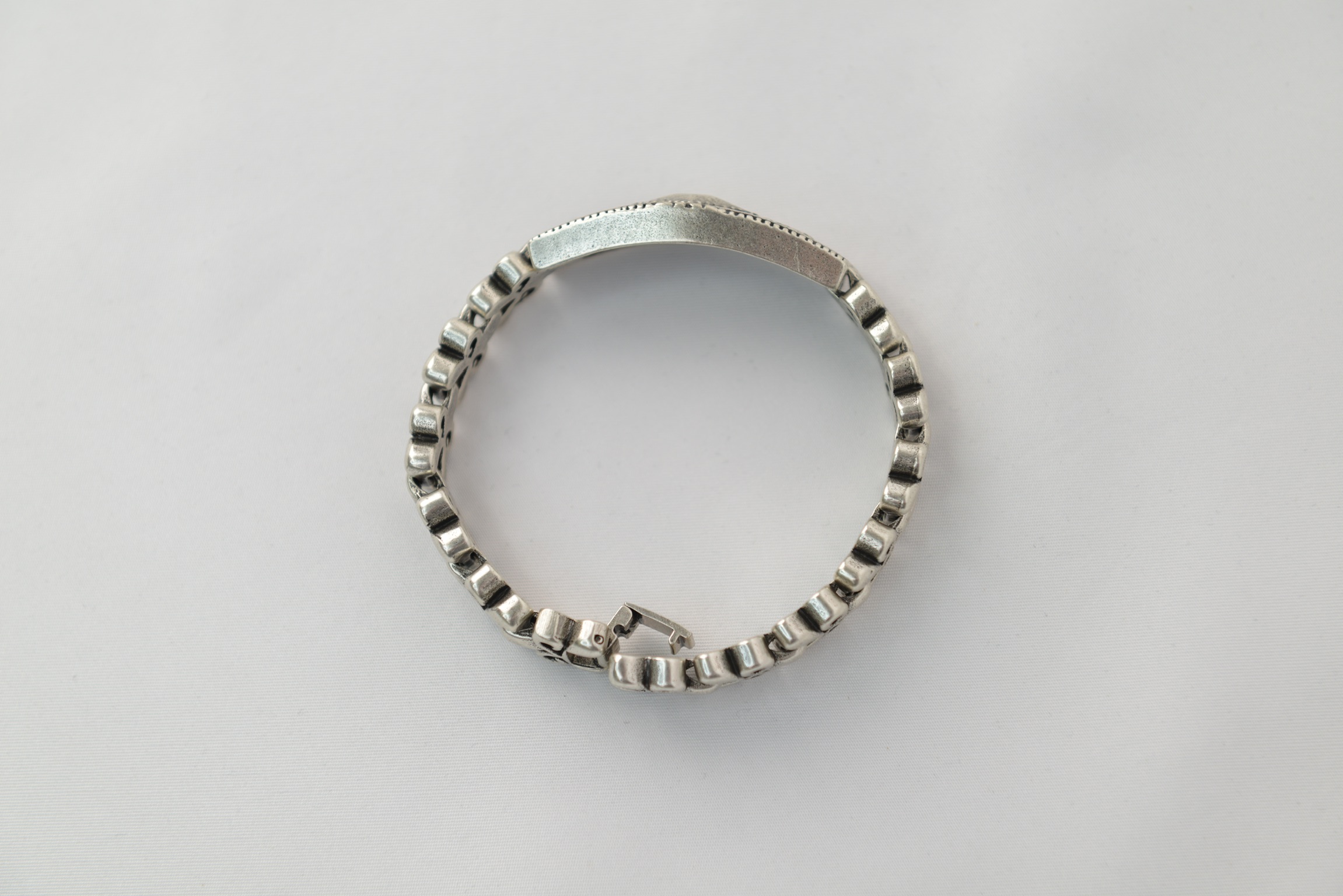 “Scrollwork Gothic Chain Bracelet”（スクロールワーク・ゴシックチェーンブレスレット）