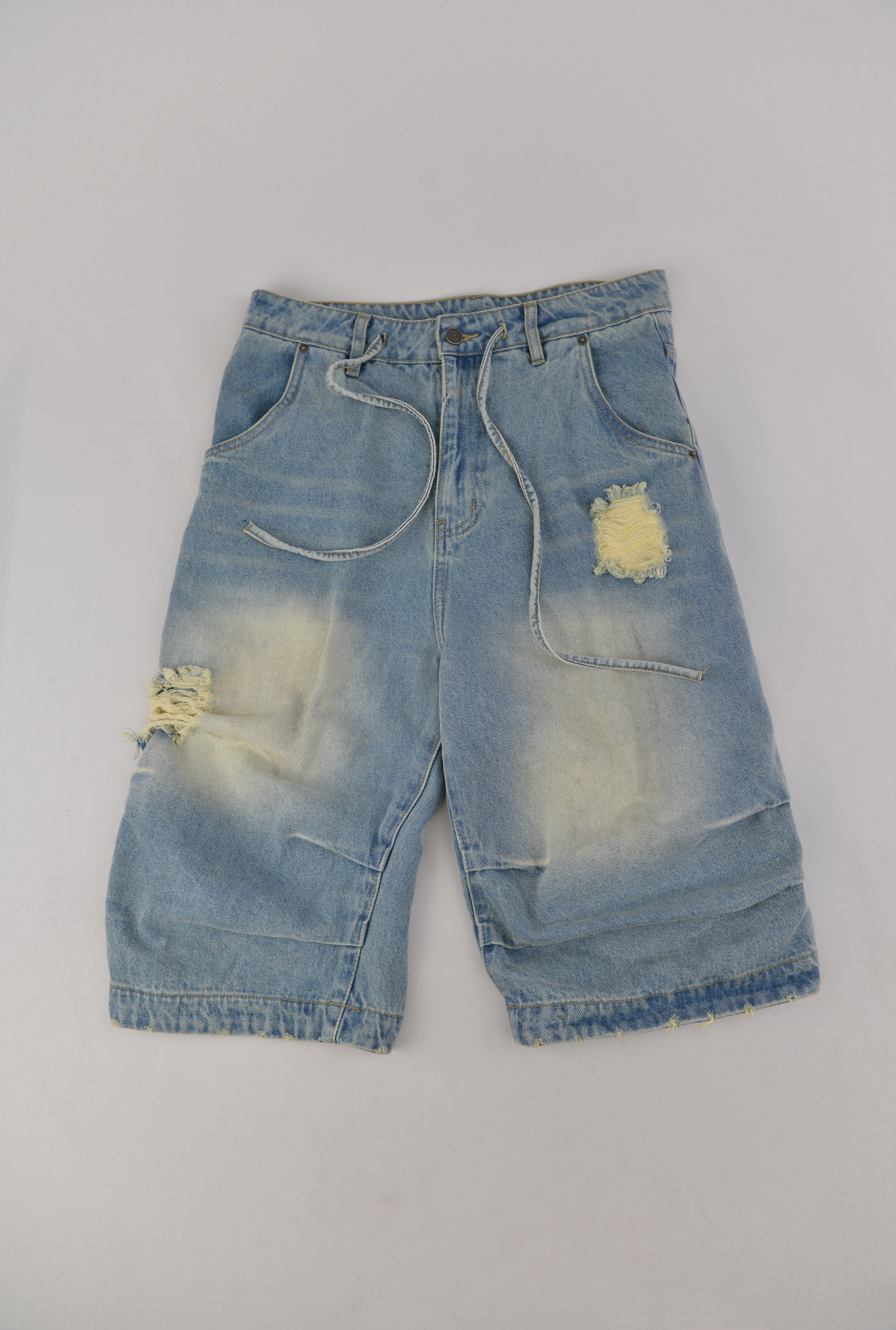 クラッシュ加工ヴィンテージウォッシュデニムショーツ（バギーシルエット）