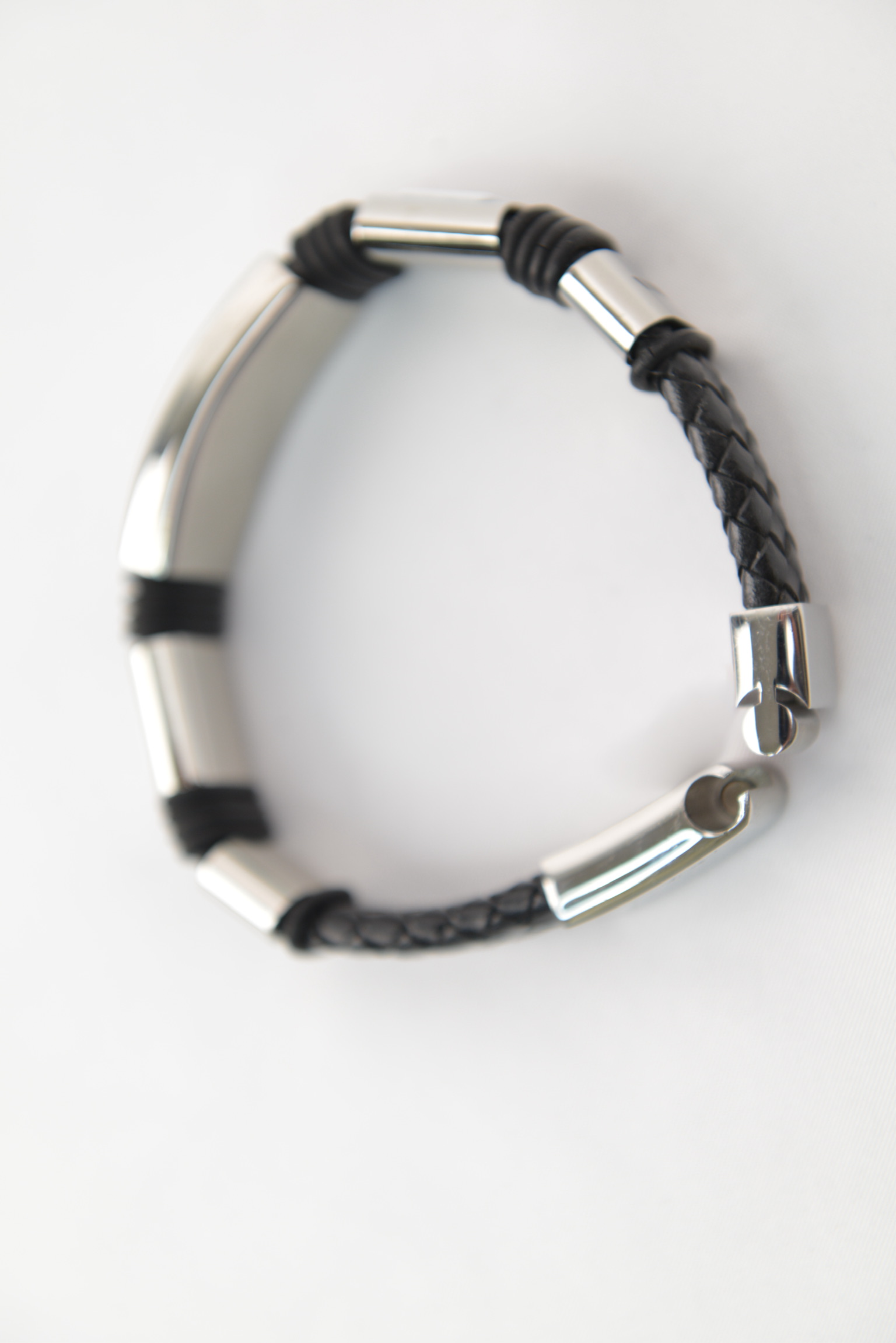 “Black Emblem Leather Bracelet”（ブラックエンブレムレザーブレスレット）