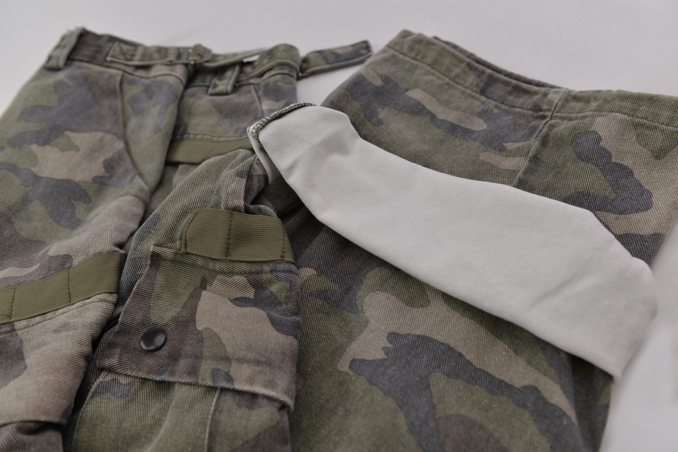 ミリタリー Luxe Camo カーゴパンツ サイズ: M