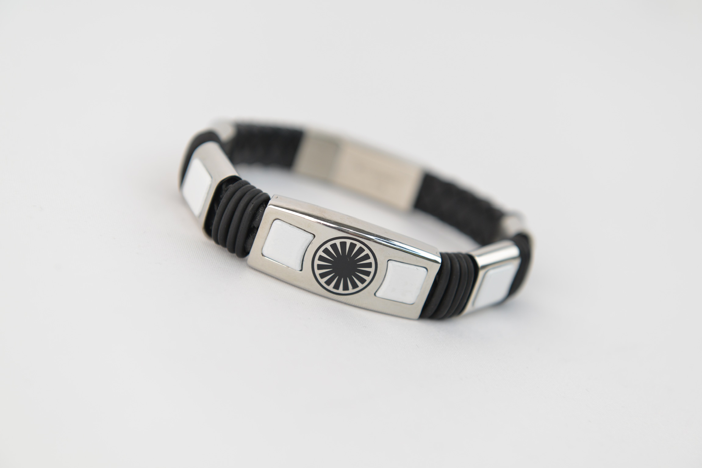 “Black Emblem Leather Bracelet”（ブラックエンブレムレザーブレスレット）