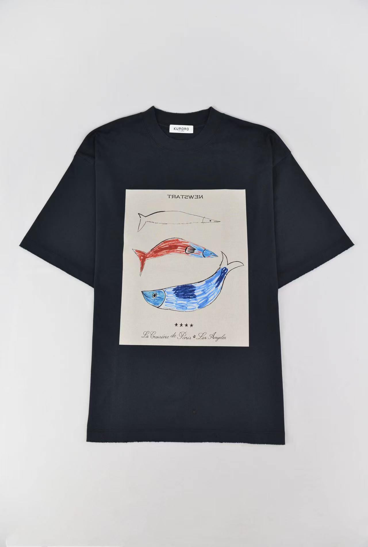 KURORO プリントTシャツ（NEWSTART 魚モチーフ）　ブラック サイズ: S