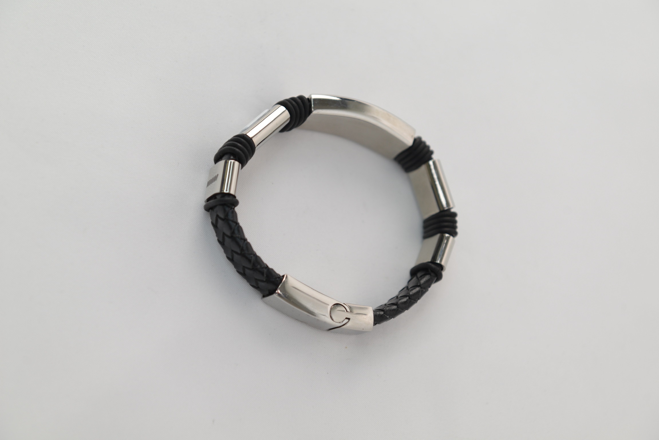 “Black Emblem Leather Bracelet”（ブラックエンブレムレザーブレスレット）