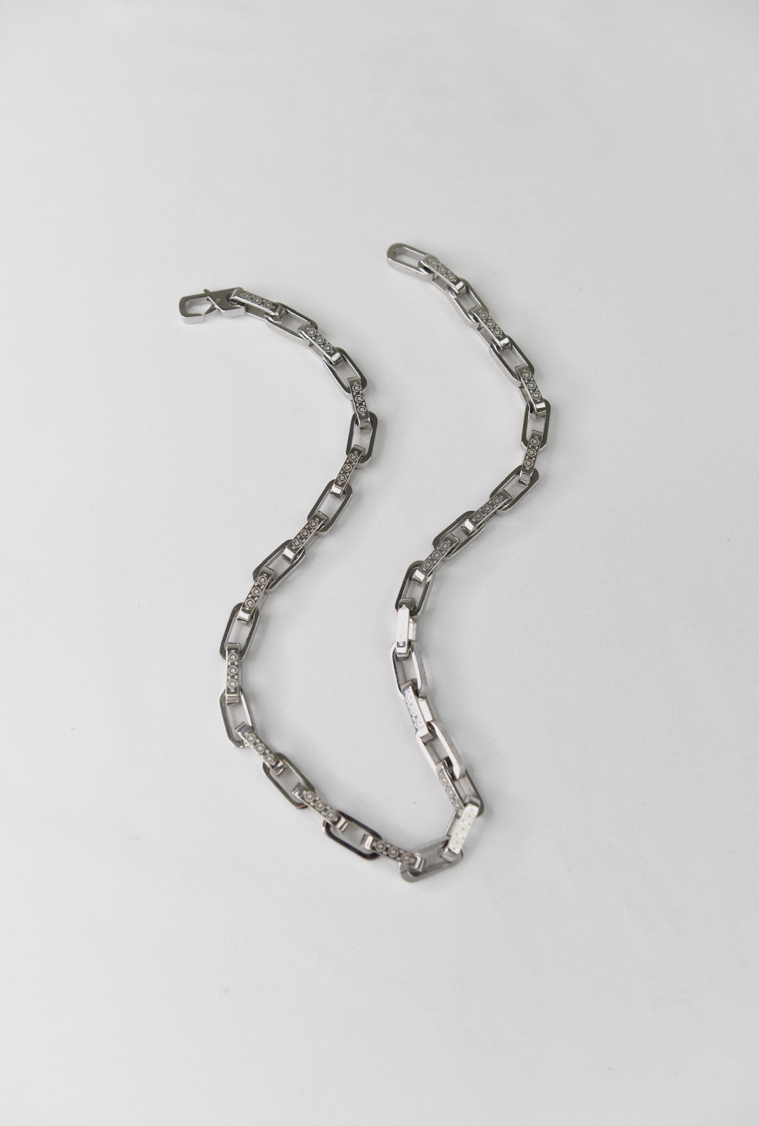 “Engraved Rectangle Link Chain Necklace”（彫刻入りレクタングルリンクチェーンネックレス）
