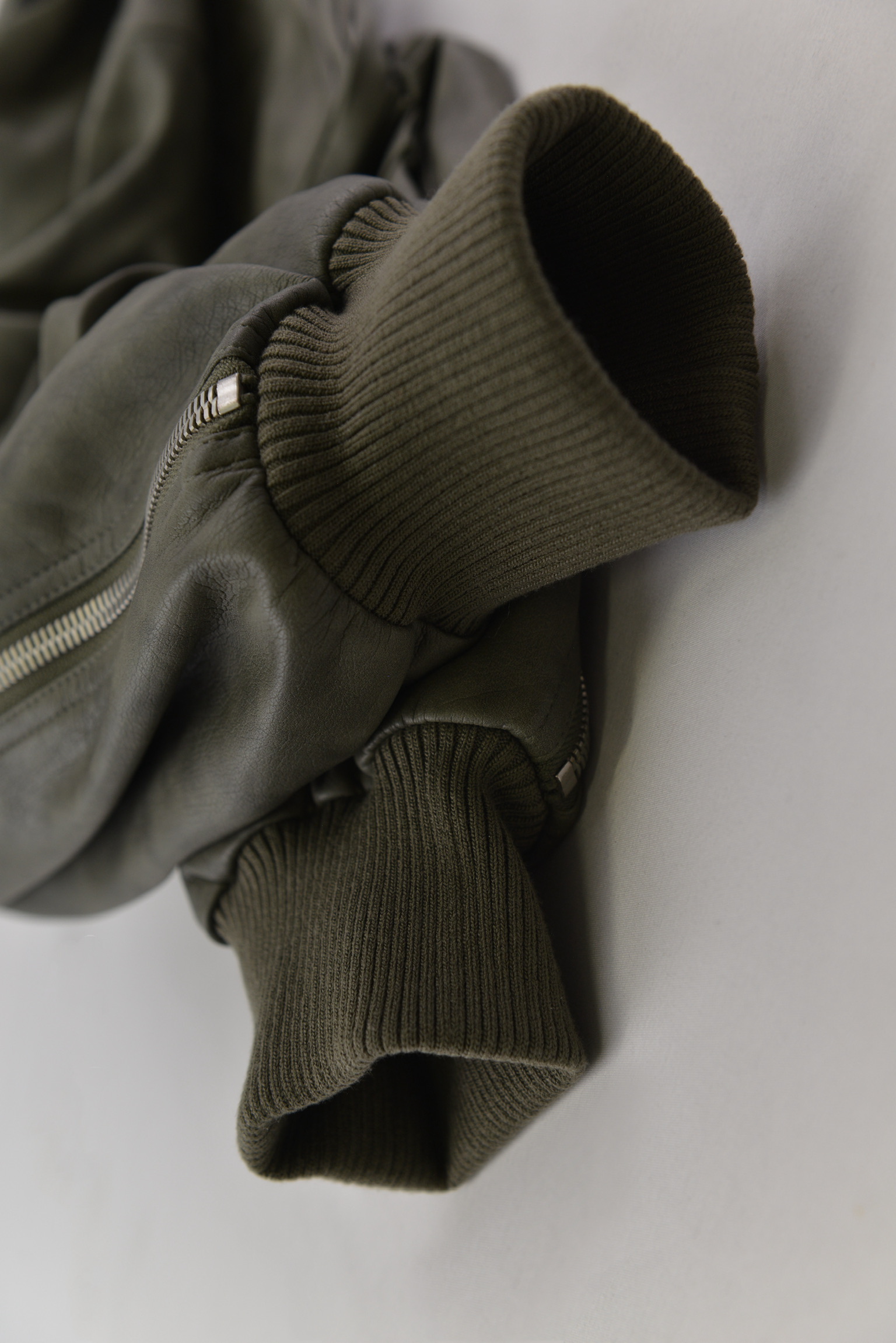 KURORO マルチポケット レザーボンバージャケット　Army Green サイズ: L