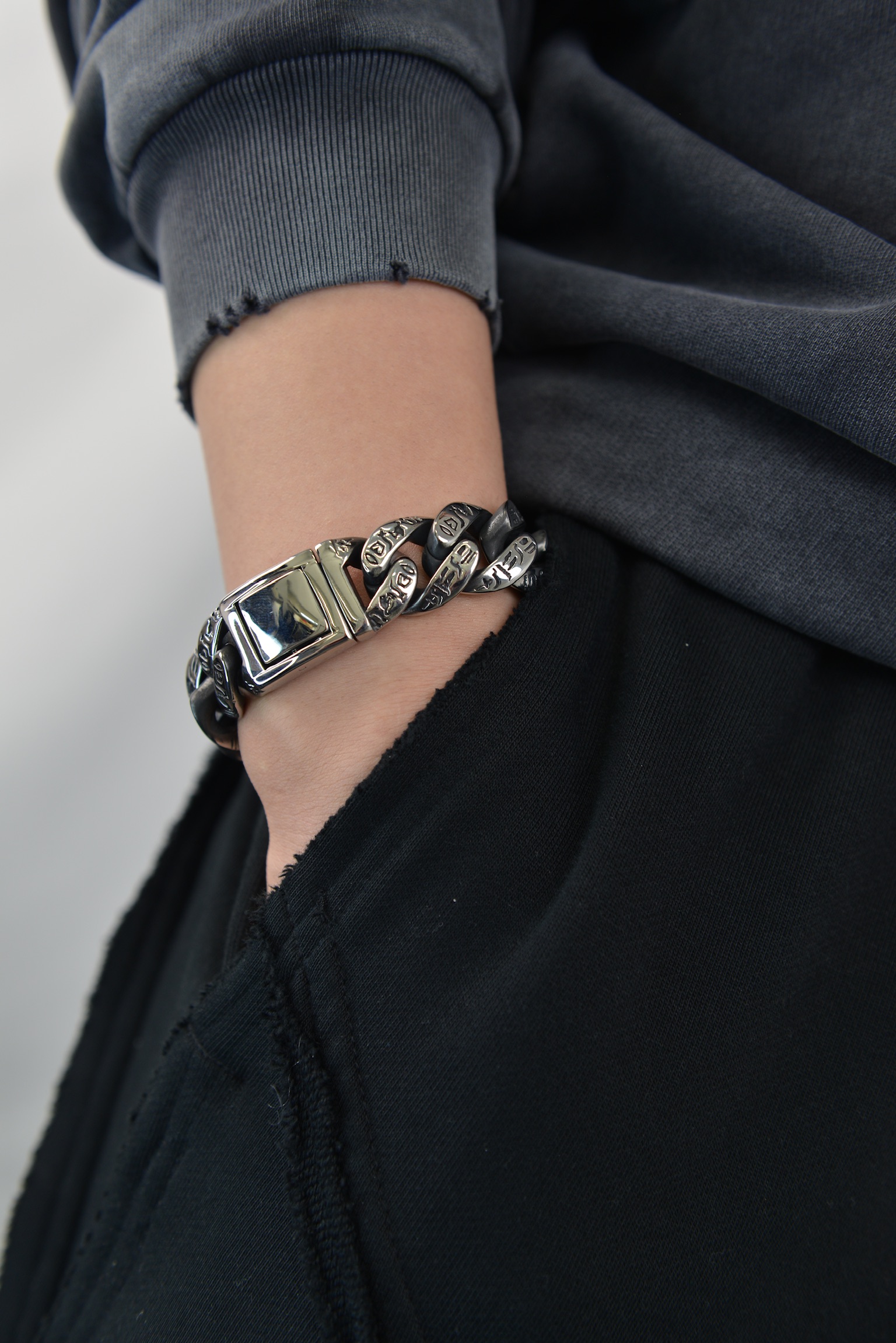 “Engraved Cuban Chain Bracelet”（彫刻入りキューバンチェーンブレスレット）