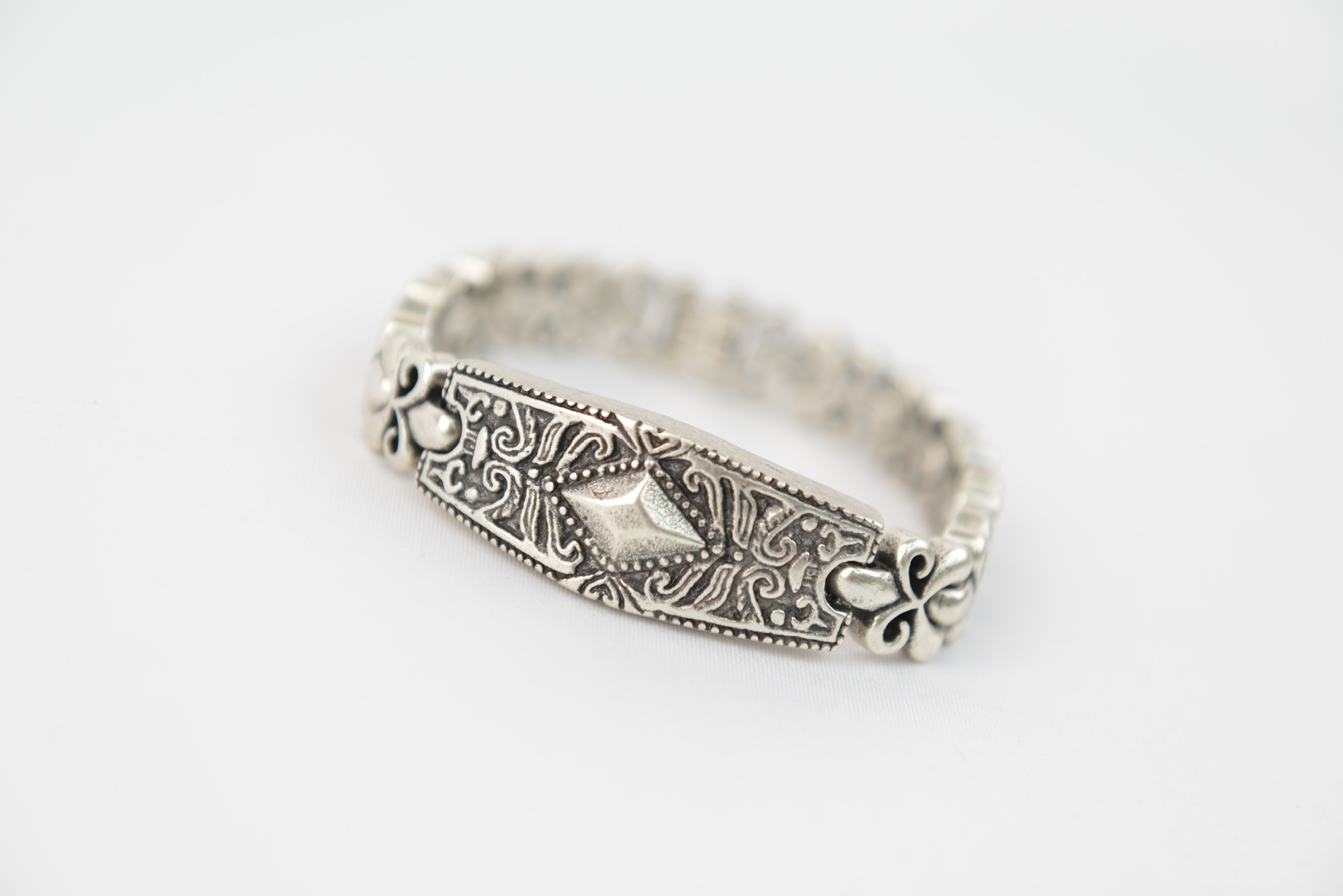“Scrollwork Gothic Chain Bracelet”（スクロールワーク・ゴシックチェーンブレスレット）