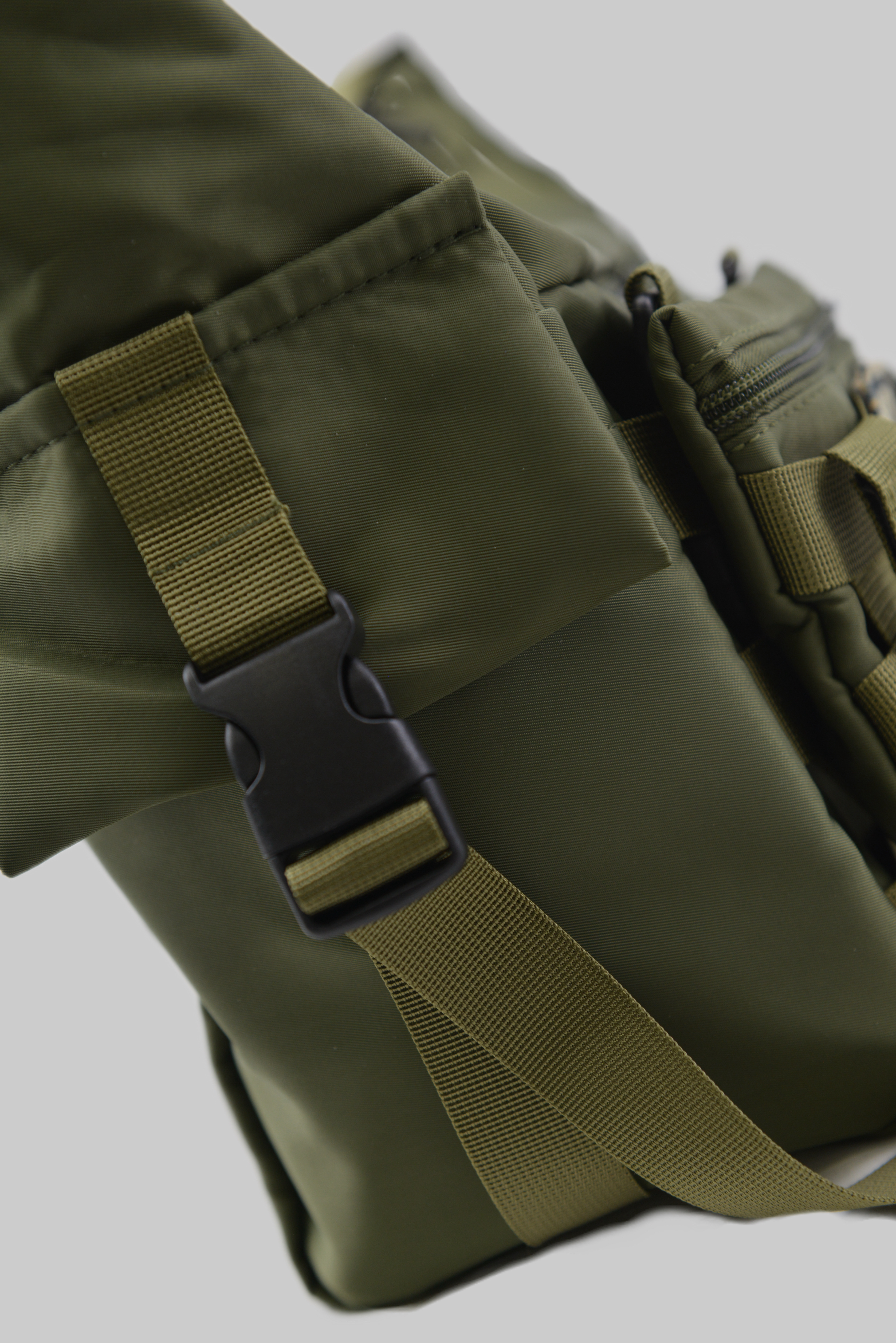 KURORO タクティカルユーティリティクロスボディバッグ オリーブ