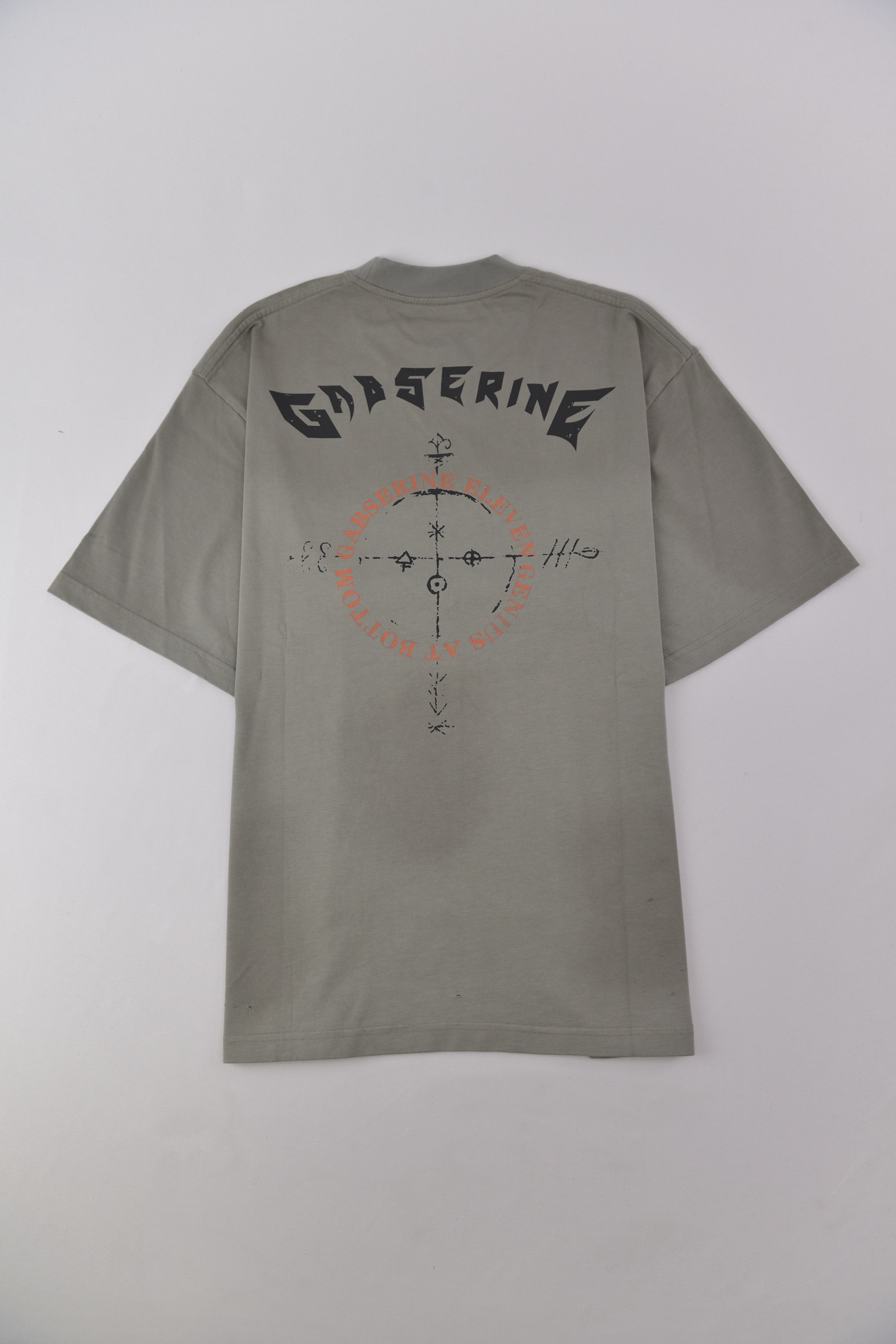 GABSERINE フロント&バックプリント Tシャツ – アーミーグリーン サイズ: M
