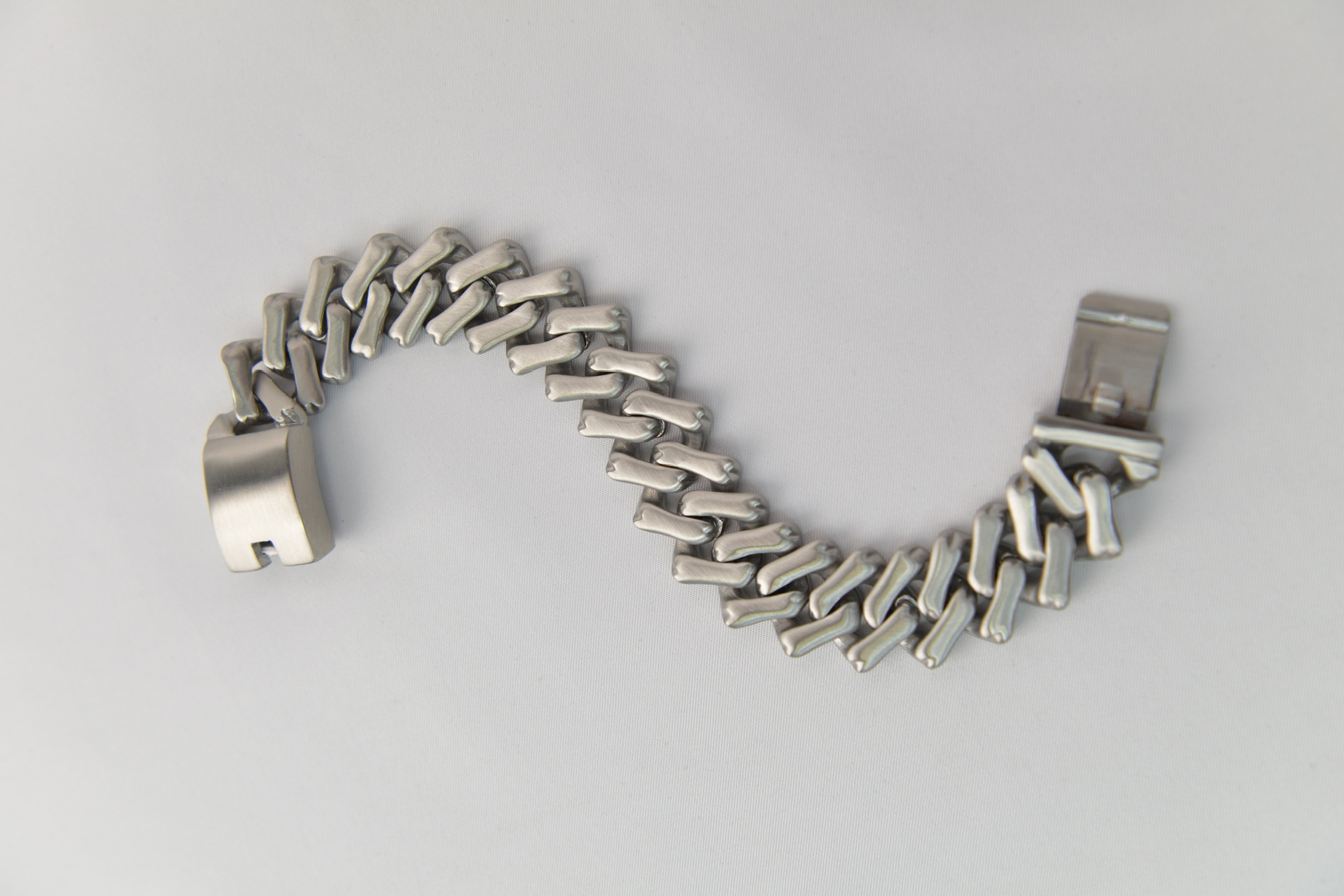 “Heavy Duty Brushed Chain Bracelet”（ヘビーデューティ・ブラッシュドチェーンブレスレット）
