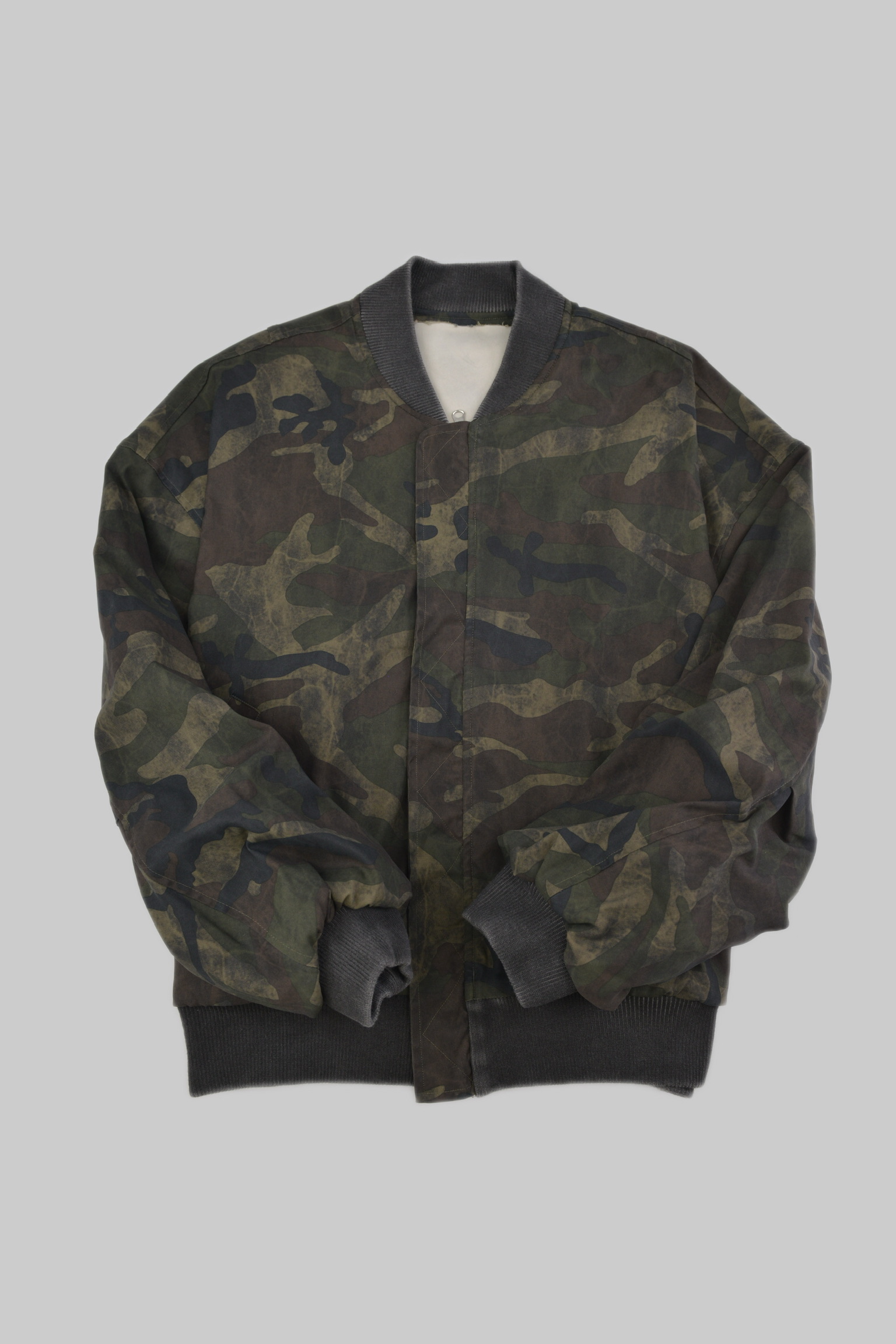 リバーシブルカモフラージュボンバージャケット