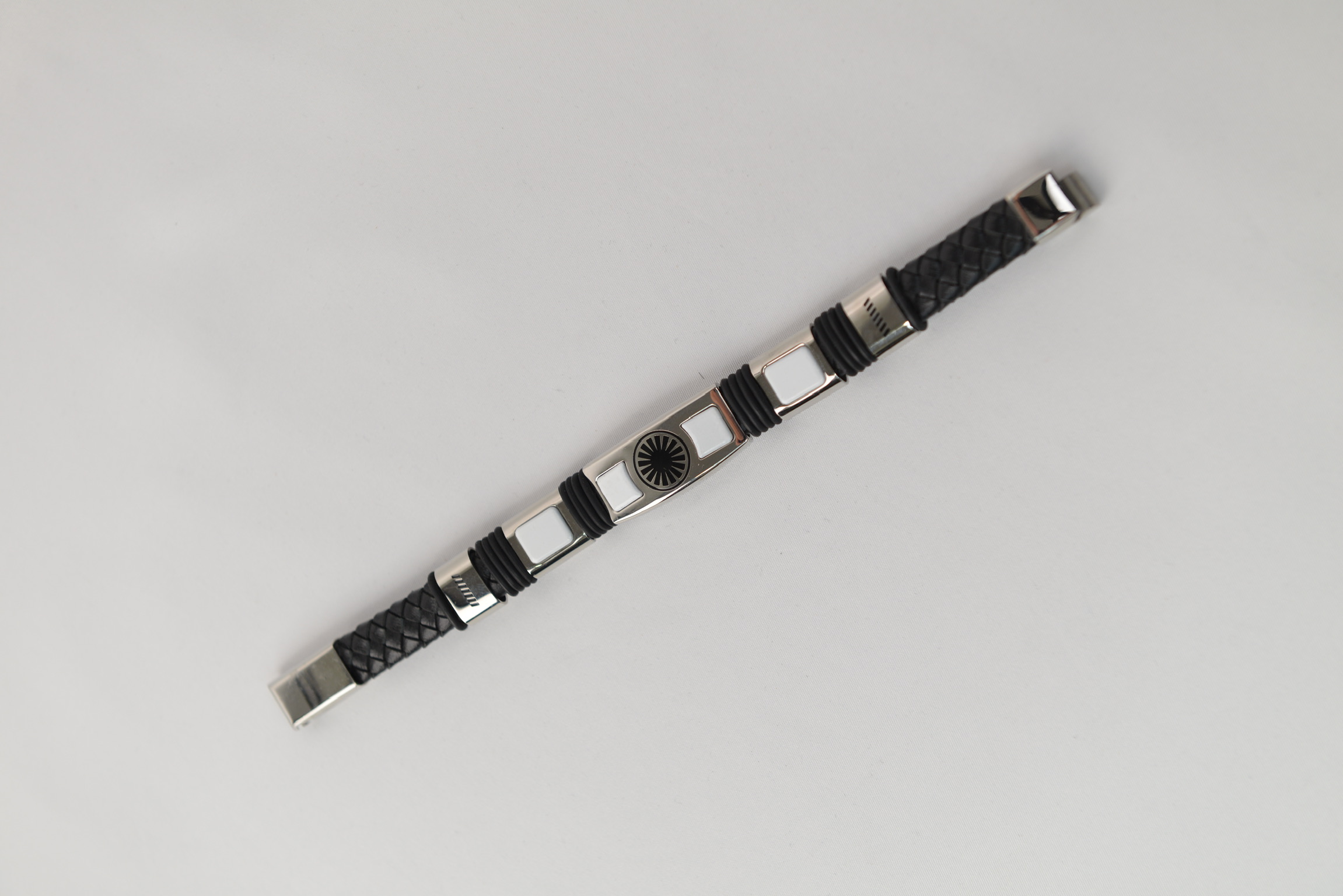 “Black Emblem Leather Bracelet”（ブラックエンブレムレザーブレスレット）