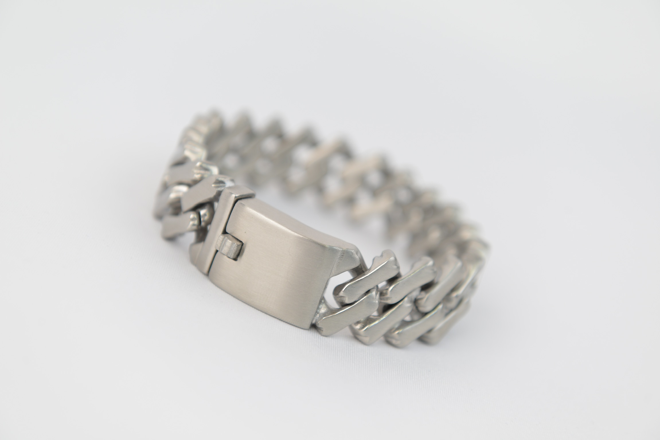 “Heavy Duty Brushed Chain Bracelet”（ヘビーデューティ・ブラッシュドチェーンブレスレット）