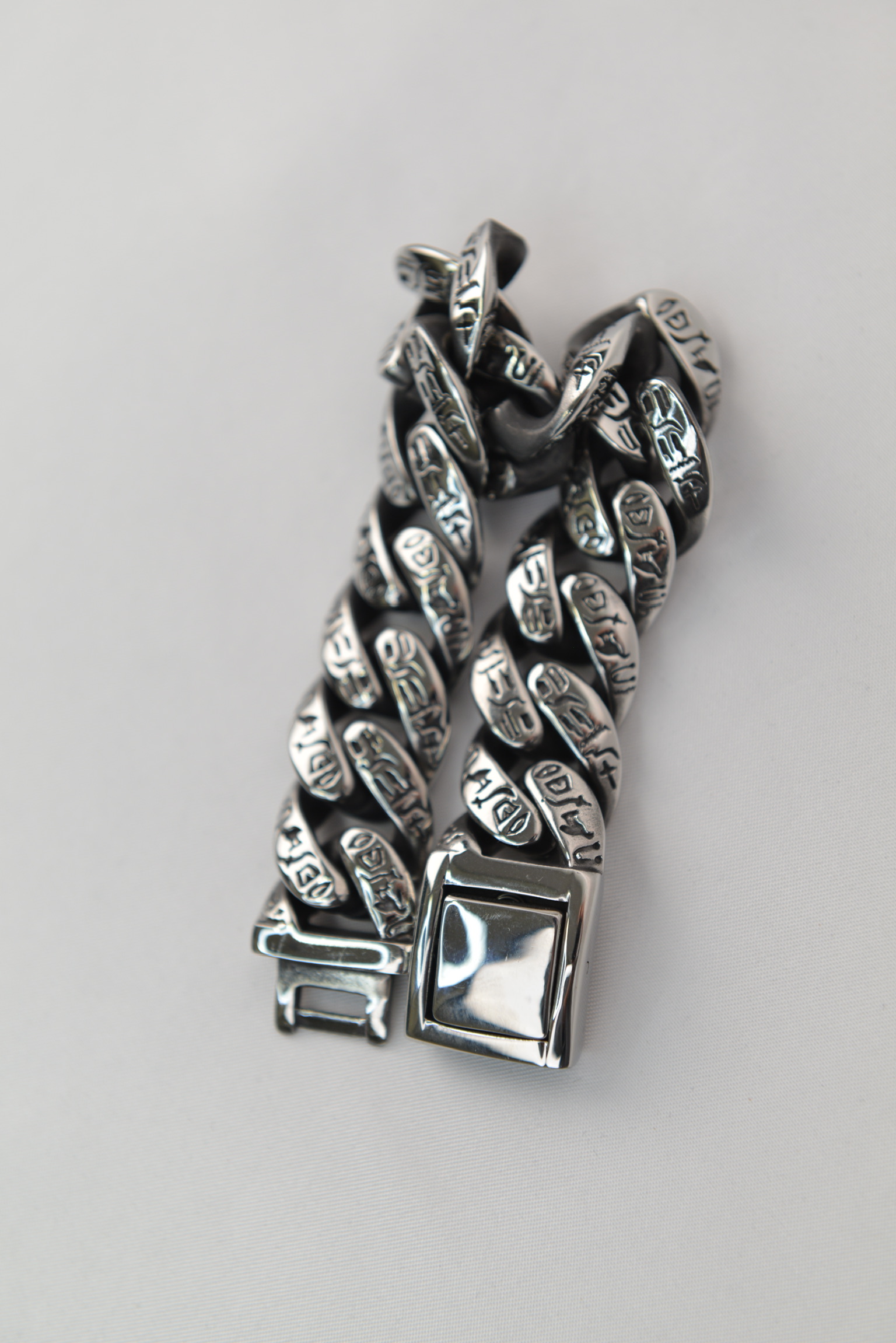 “Engraved Cuban Chain Bracelet”（彫刻入りキューバンチェーンブレスレット）