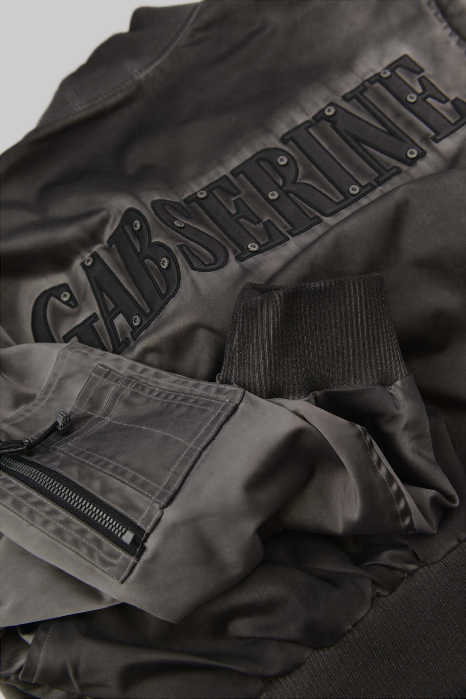 レディース タイトフィット MA-1 ボンバージャケット（GABSERINEロゴ） (Ladies’ Tight Fit MA-1 Bomber Jacket with GABSERINE Logo) サイズ: S