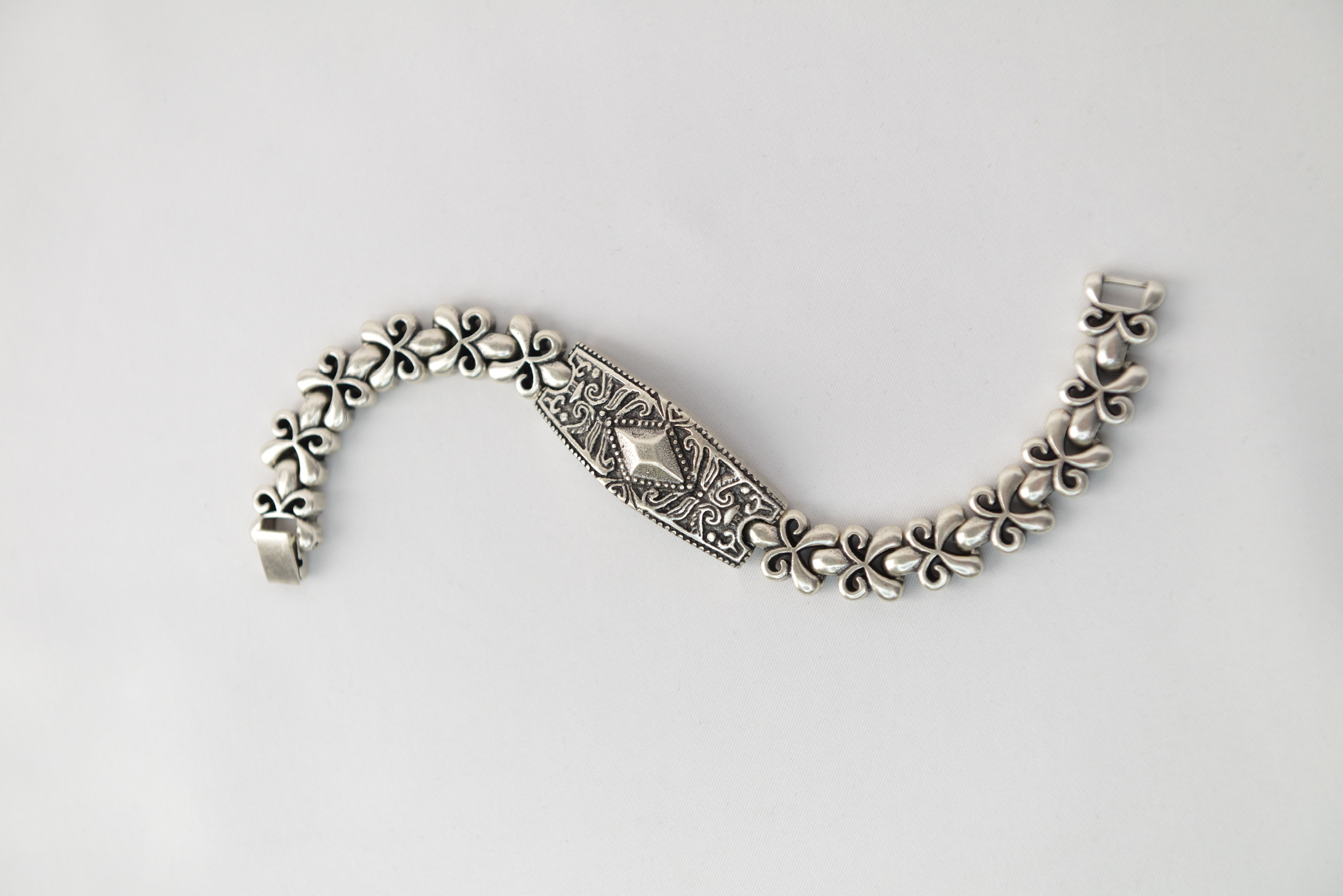 “Scrollwork Gothic Chain Bracelet”（スクロールワーク・ゴシックチェーンブレスレット）